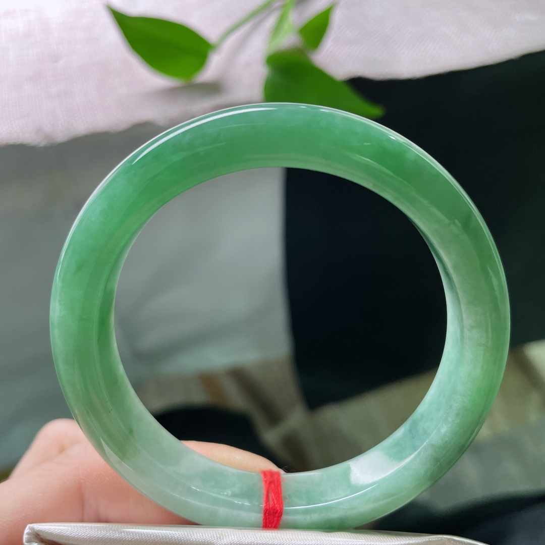 57/11.5/8.5，绿底正圈，水头好，洒乌鸡，佩戴贵气，充满生机和希望，有纹，ss50918a