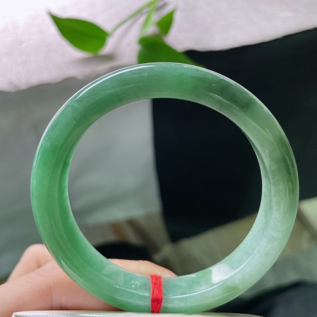 57/11.5/8.5，绿底正圈，水头好，洒乌鸡，佩戴贵气，充满生机和希望，有纹，ss50918a