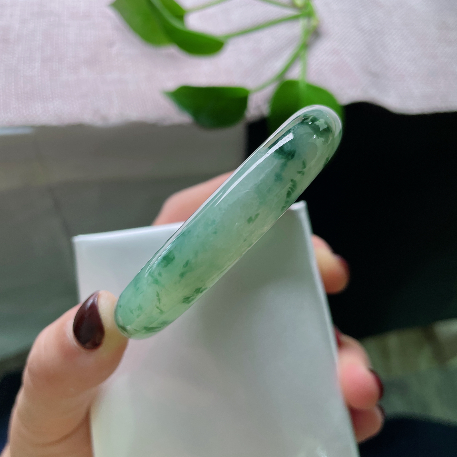 54.8/12/8.2，飘花正圈，花色分布疏密有致，如晴空薄雾，衬花如游鱼。一点皮纹，ss50031a..