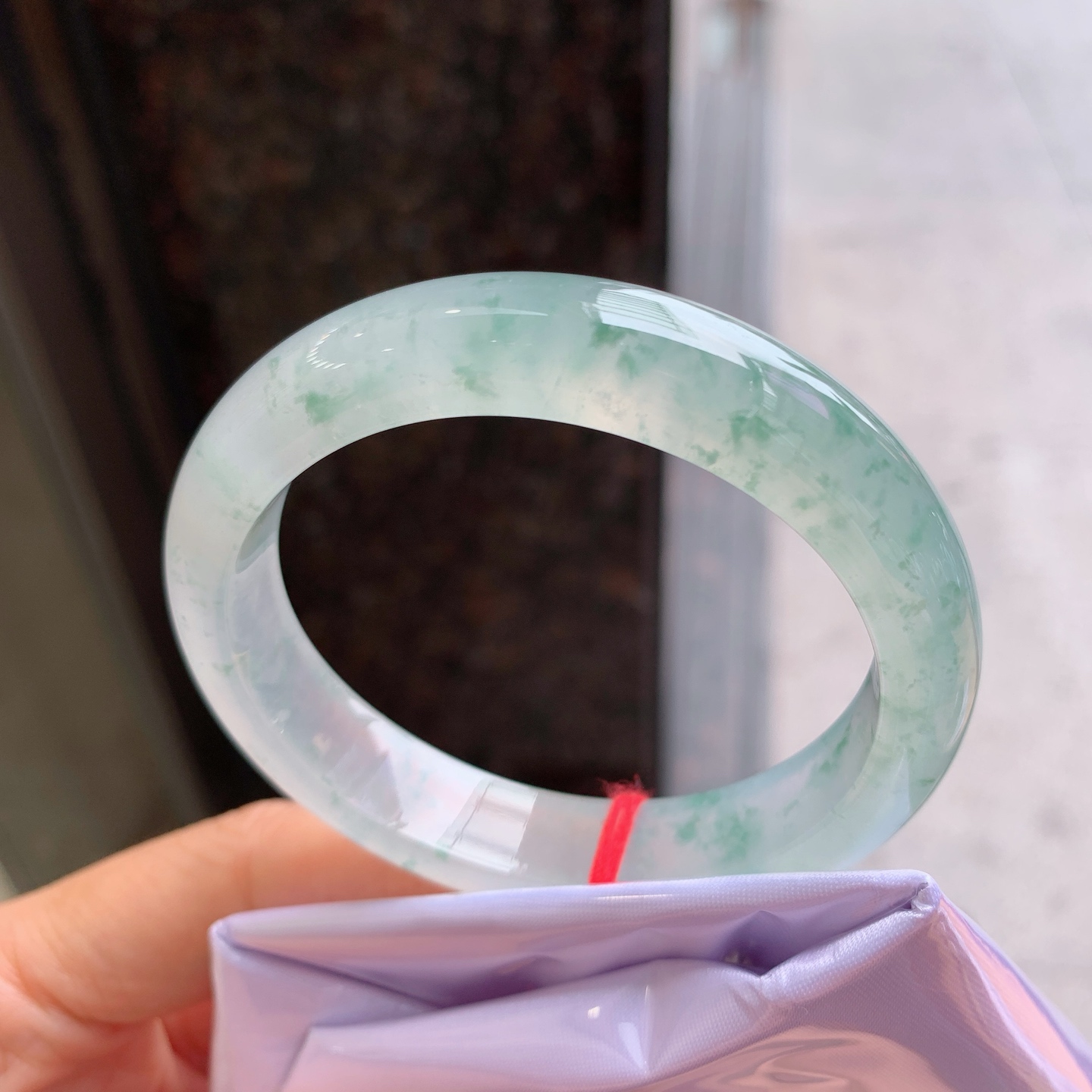 贵妃冰种飘花，有纹，尺寸：54/49/12/8，冰润