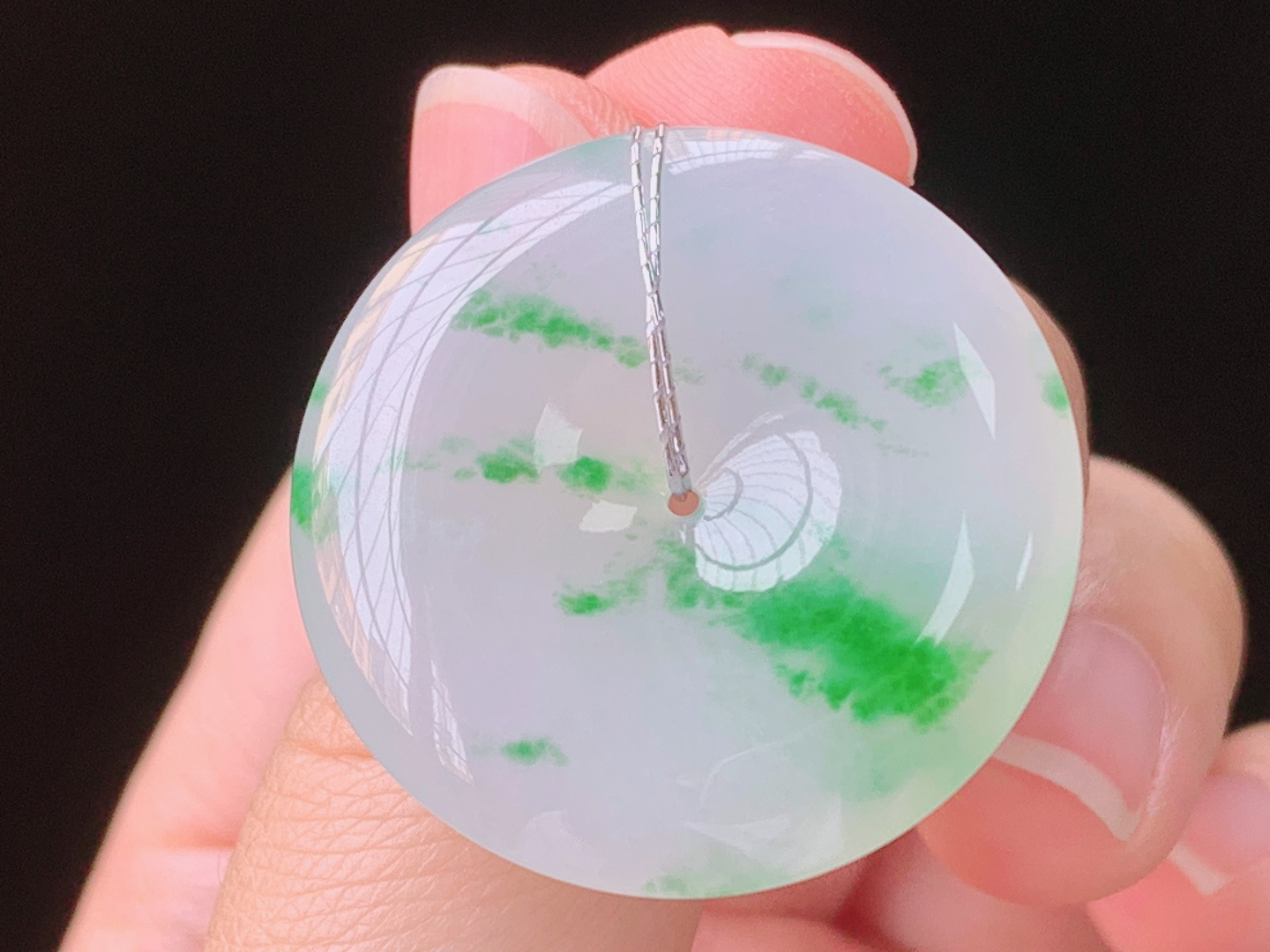 冰飘绿平安扣，翠色鲜艳，光感十足，无裂，尺寸:29.2-5.7mm，24 Z