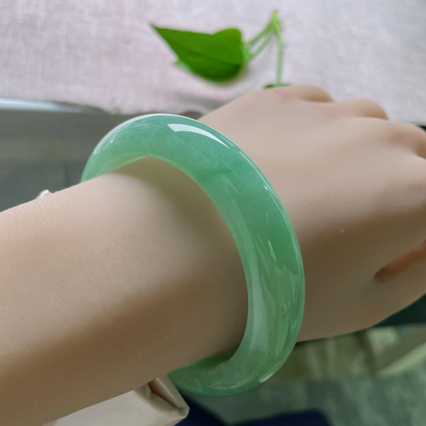 55.2/12.8/8.5绿底正圈，水头好，种老，：简洁现代，充满动感。ss51664a..