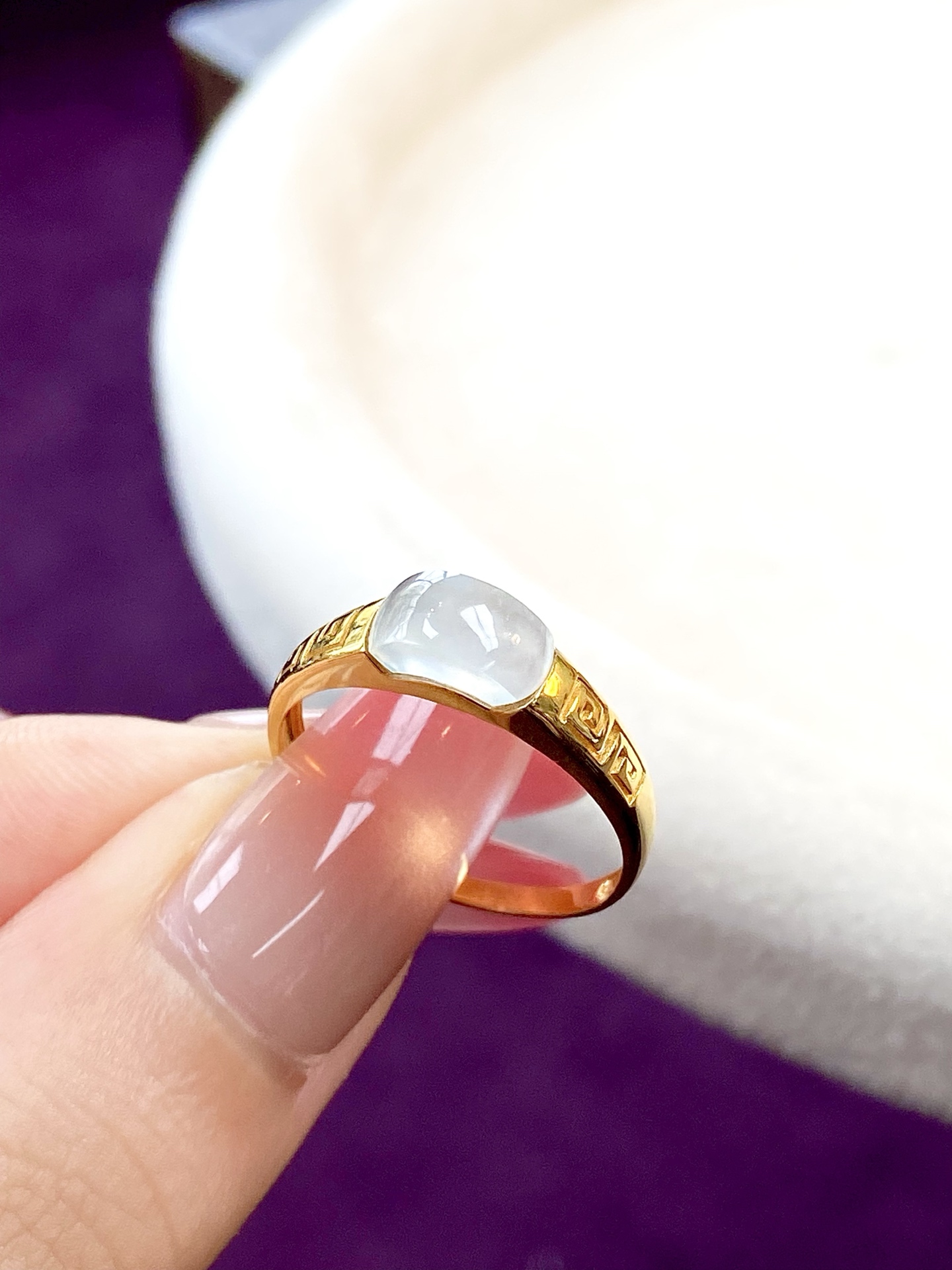 ️冰种马鞍戒指，冷冽的光与鎏金的韵，的气质，上手质感绝了，裸石：8.2/4.2/3.6mm，无裂。