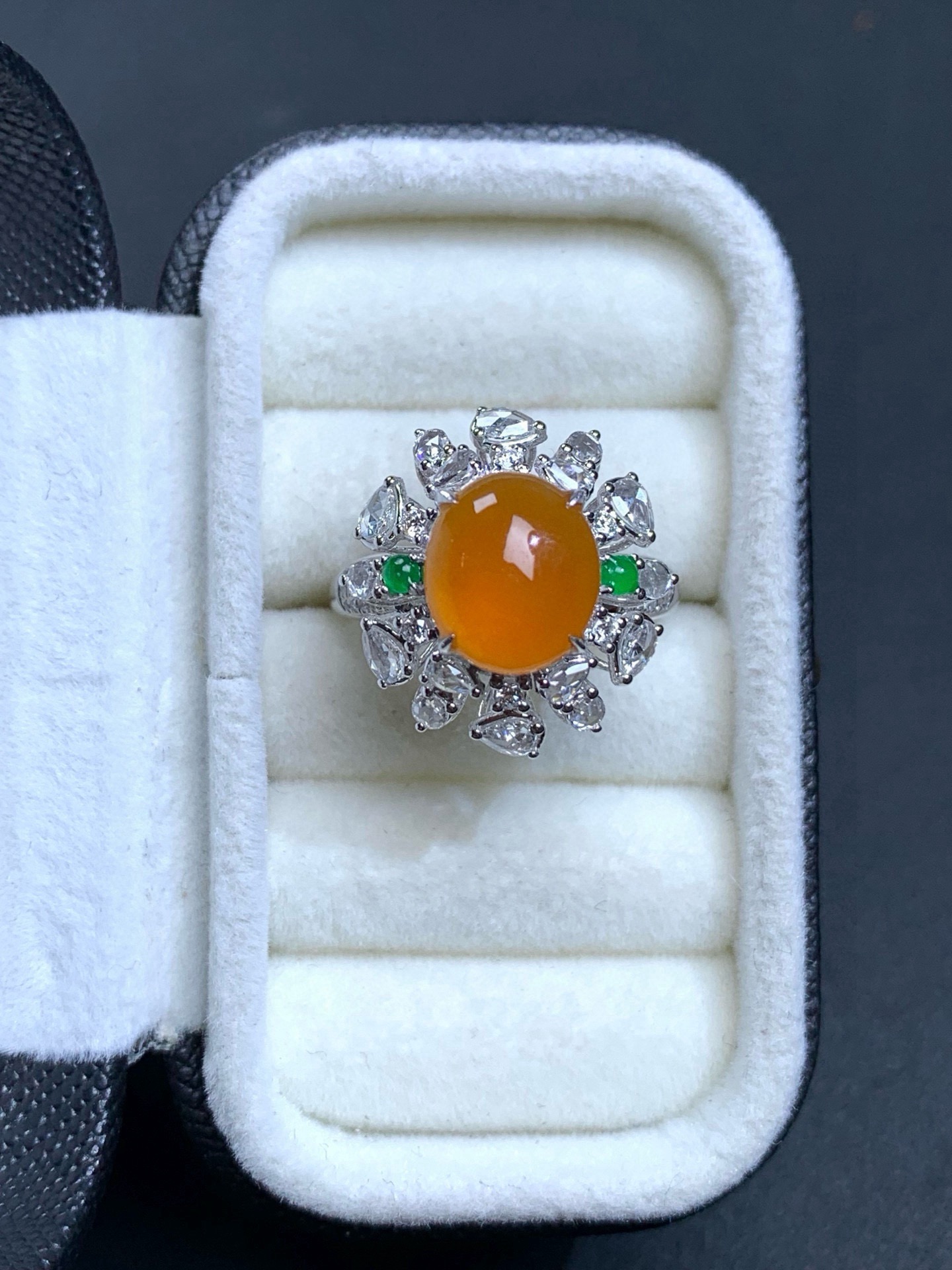 ️18k金豪华镶嵌冰黄起光蛋面戒指18-17-12.7，裸石10-8.8-5