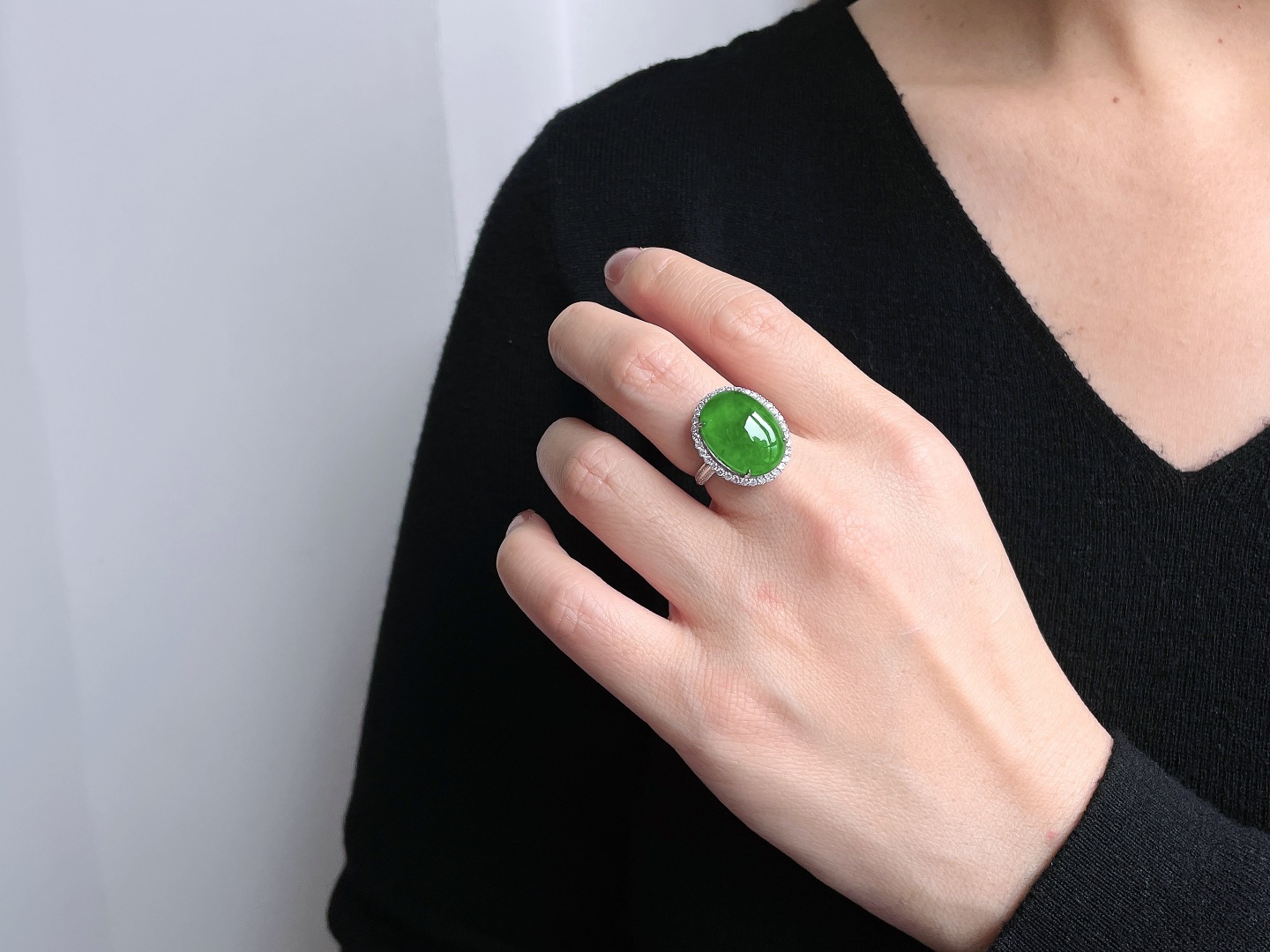 【镶嵌】冰辣绿大蛋面大鸽子蛋戒指，18k金镶嵌，无裂，性比高19.8/16.6/10.7，裸石17.3/12.7/6.4，圈口14号，重量5克