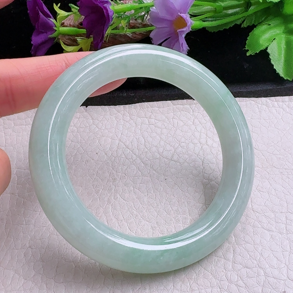 n实拍55*10.8*11.2美人镯 缅甸翡翠a货手镯浅绿圆条玉镯子