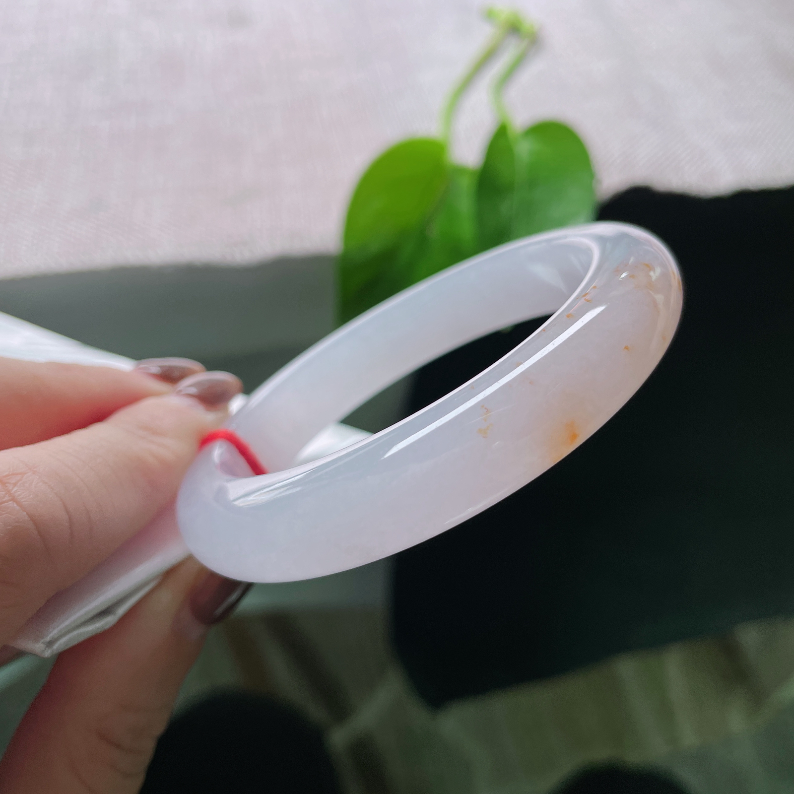 55.2/11.7/8.7，冰紫正圈，洒金，把东方雅致的含蓄与金玉满堂的寓意，都凝在了这一抹腕间风情里。ss49781a..