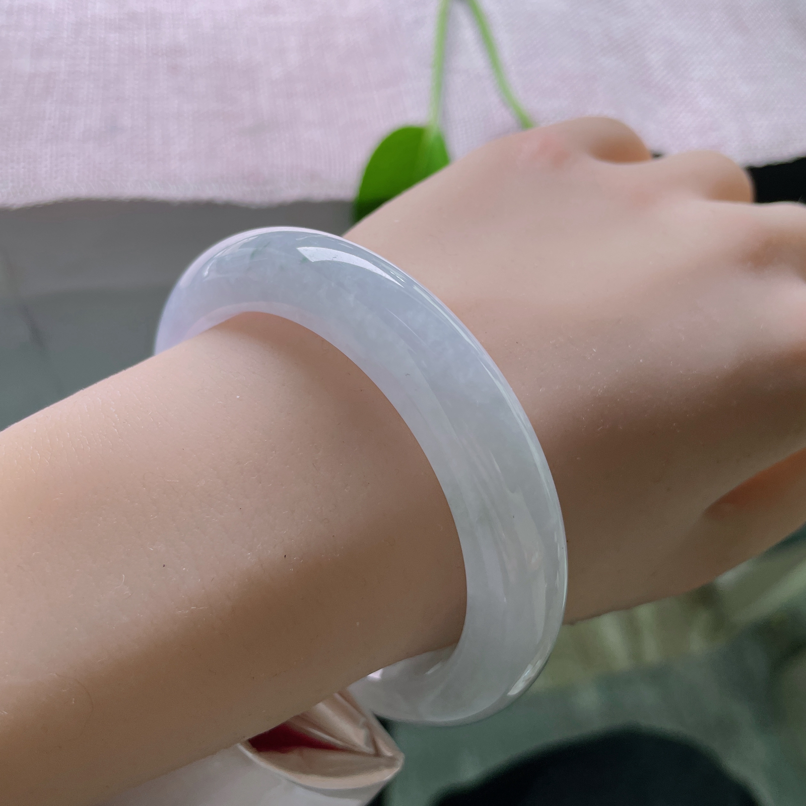 55.7/12.2/9.6，紫罗兰正圈，玉质温温似月华，此镯轻缠，岁岁清嘉。ss51907a..