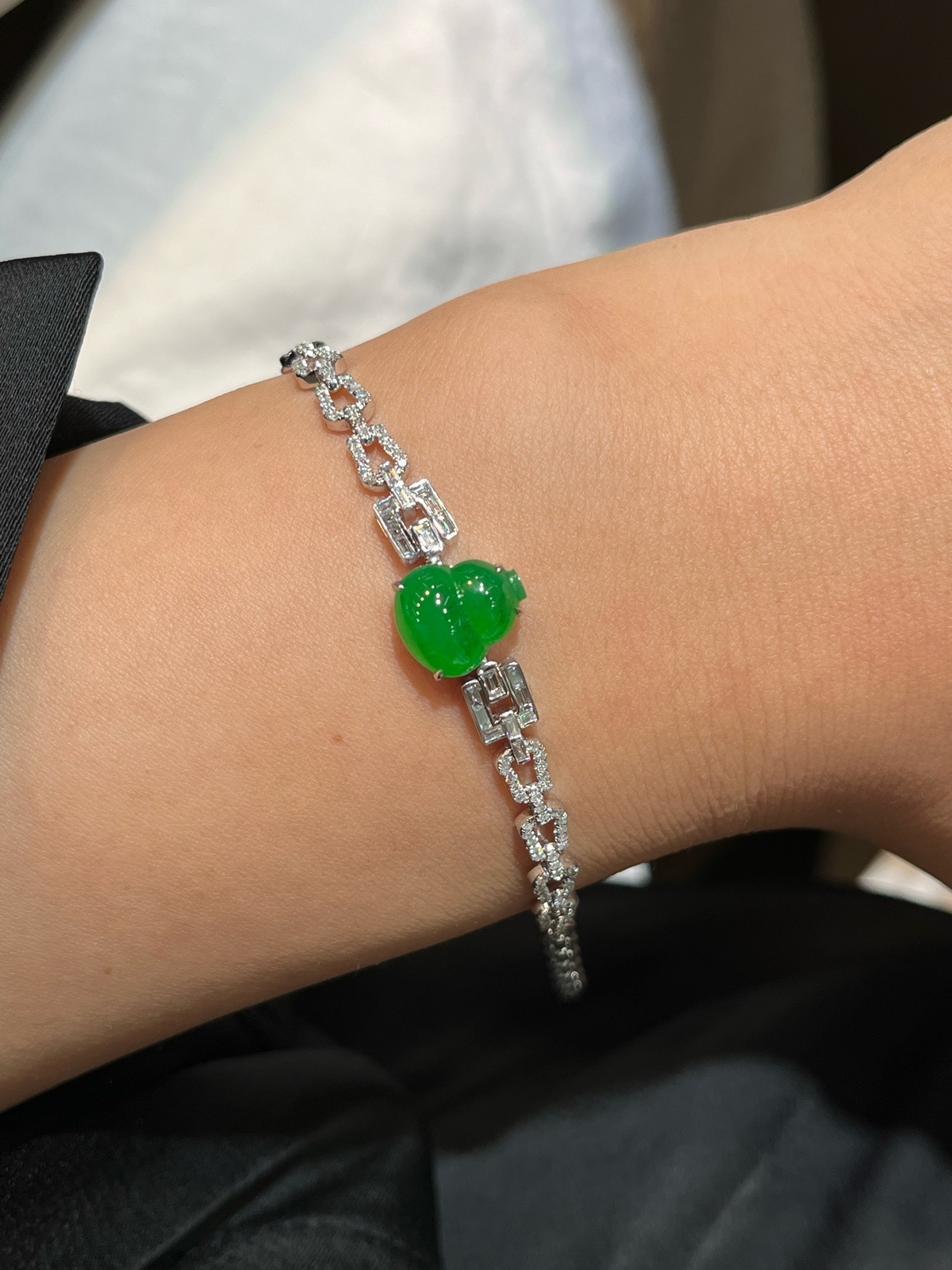 辣绿满色裸镶葫芦手链
尺寸看图一
18k金镶嵌..