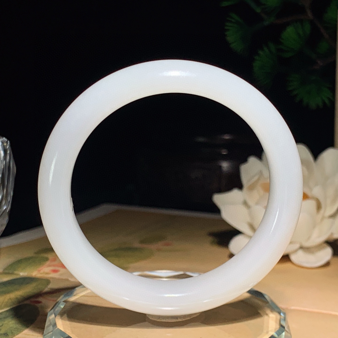 和田玉56.5圈口羊脂白手镯 ，细腻油润。手推出油。佩戴高端典雅。