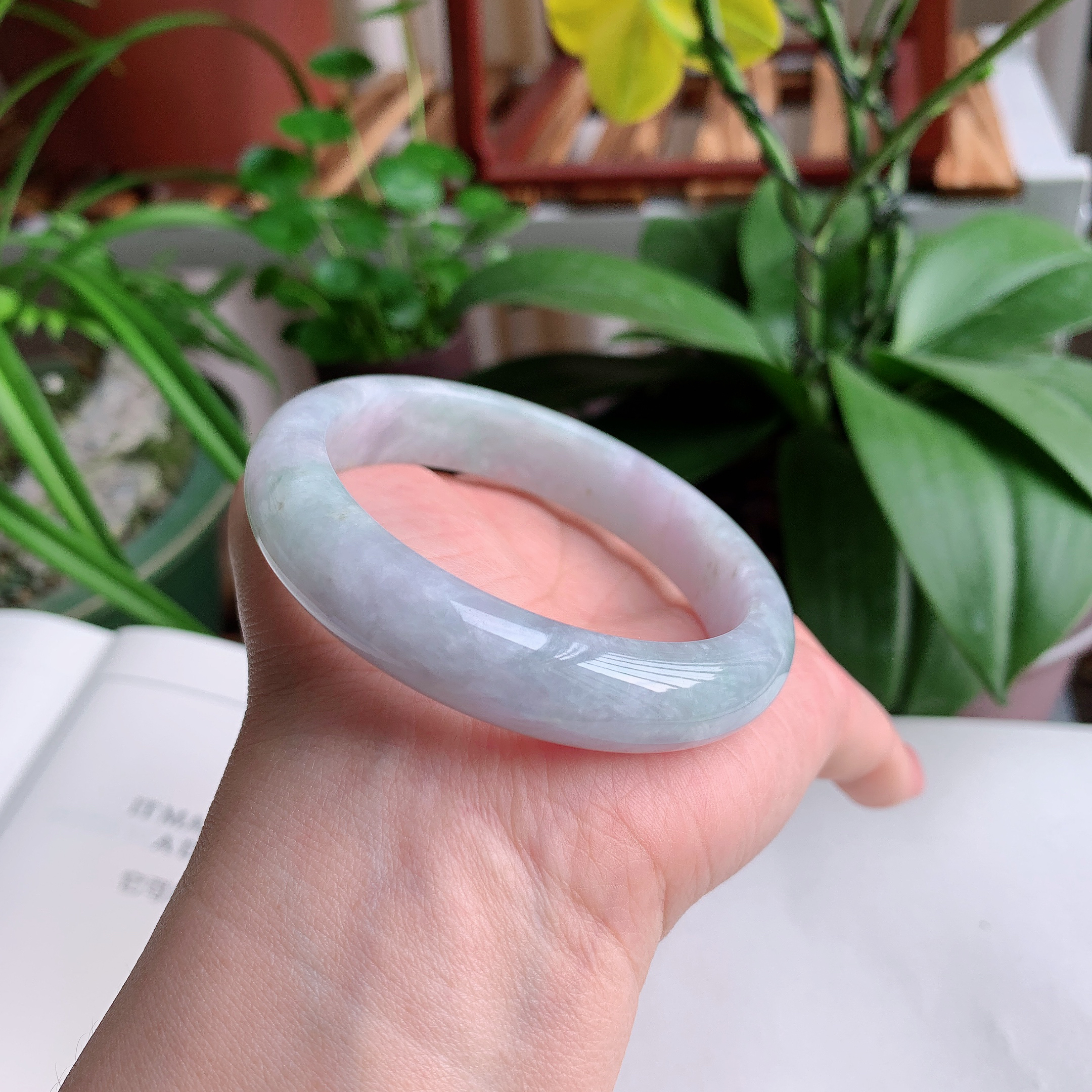 正圈58圈口，天然A货翡翠冰糯种水润飘绿玉手镯，水润秀丽，飘花灵动，种水十足，视觉甜美可人，恰到好处的美，十分高雅耐看，条形优美，上手优雅大方。61.34