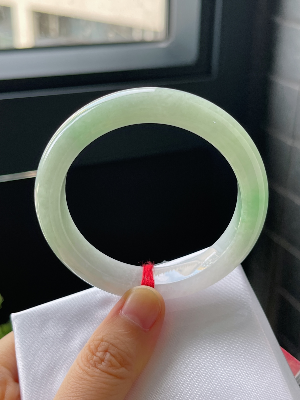 正圈52圈口，翡翠冰糯种淡绿色手镯