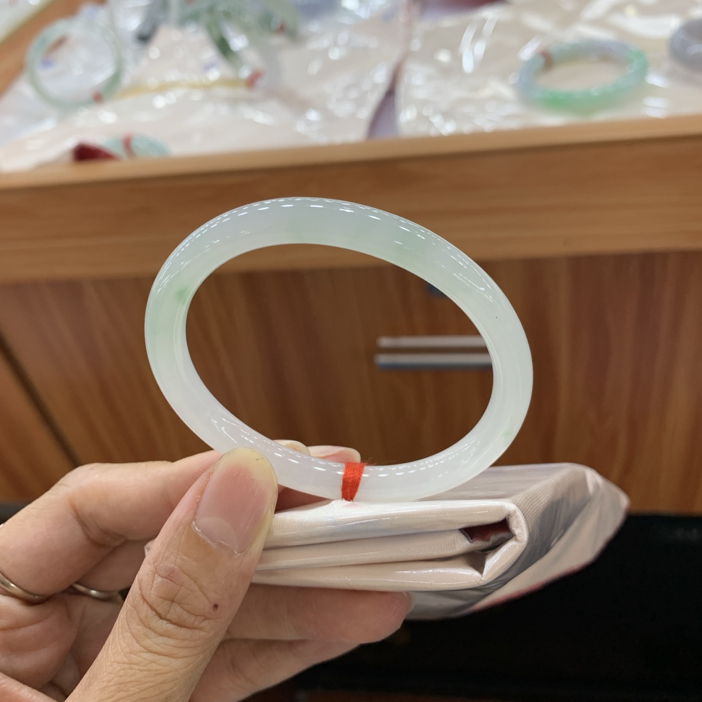 042704FN，飘绿贵妃翡翠手镯，54-46-6.8-6.5