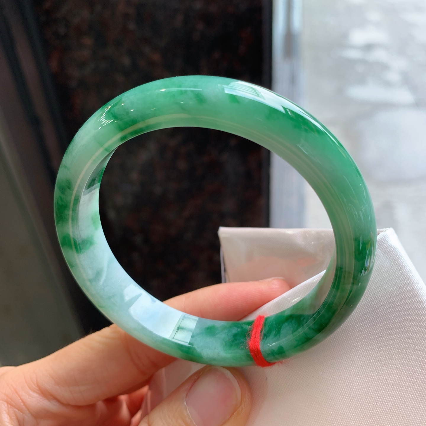 正圈飘绿，有纹、有裂，尺寸：59/12.7/8.1，大圈口