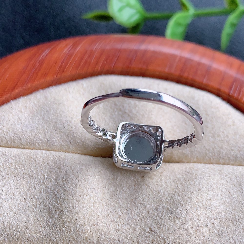 冰润满绿精美环形翡翠戒指  玉质细腻  冰清玉润  飘花灵动  颜色漂亮  W815.27  内径尺寸：18-8.8-5mm  裸石尺寸：7mm