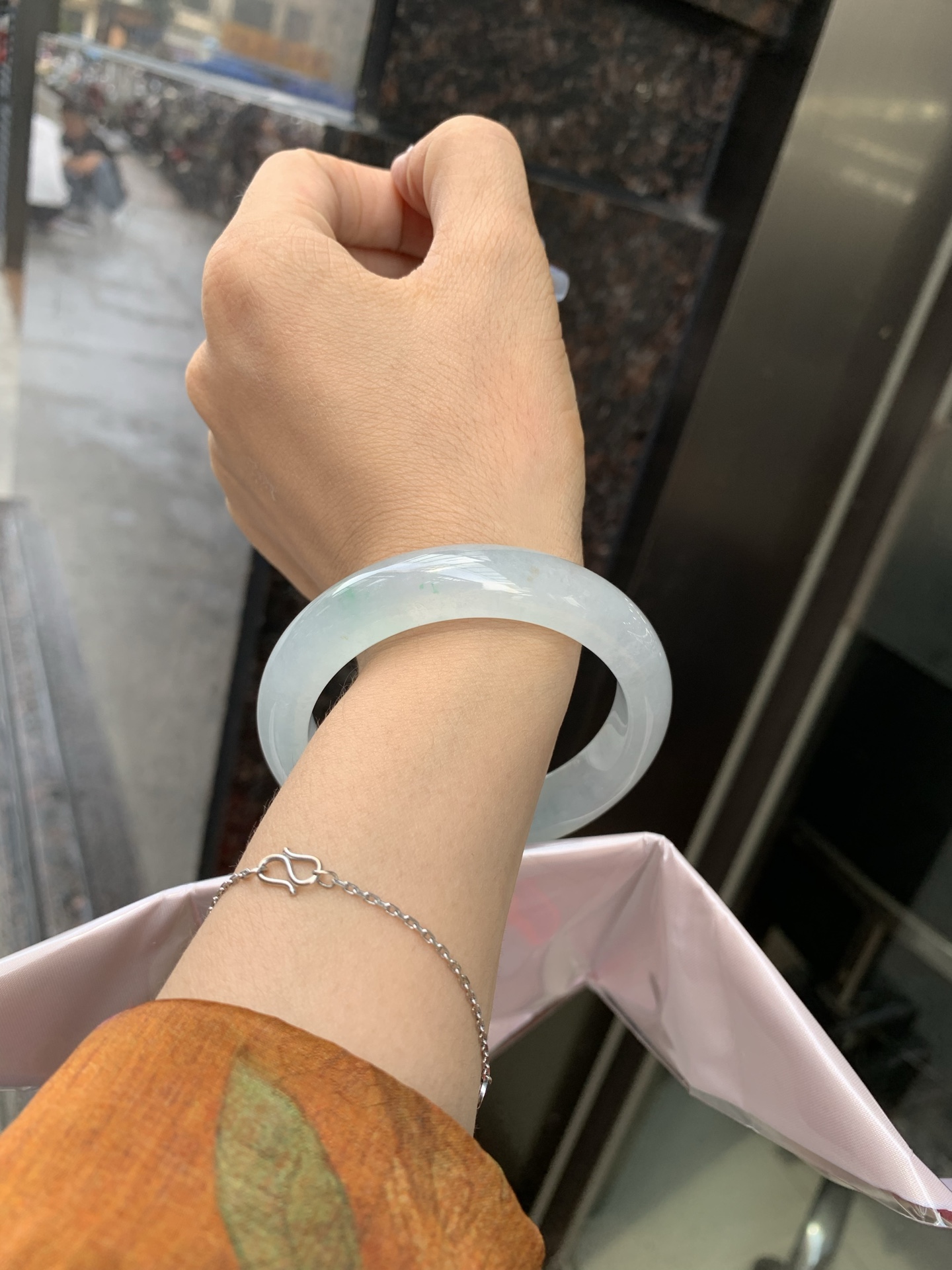 冰飘绿洒金正圈，54.3-8.4-12.1，0428-N560，打灯纹，不扣，玉质冰润细腻，清爽的底子飘一丝阳绿花，鲜活而灵动，犹如新冒的嫩芽，艳丽惹人