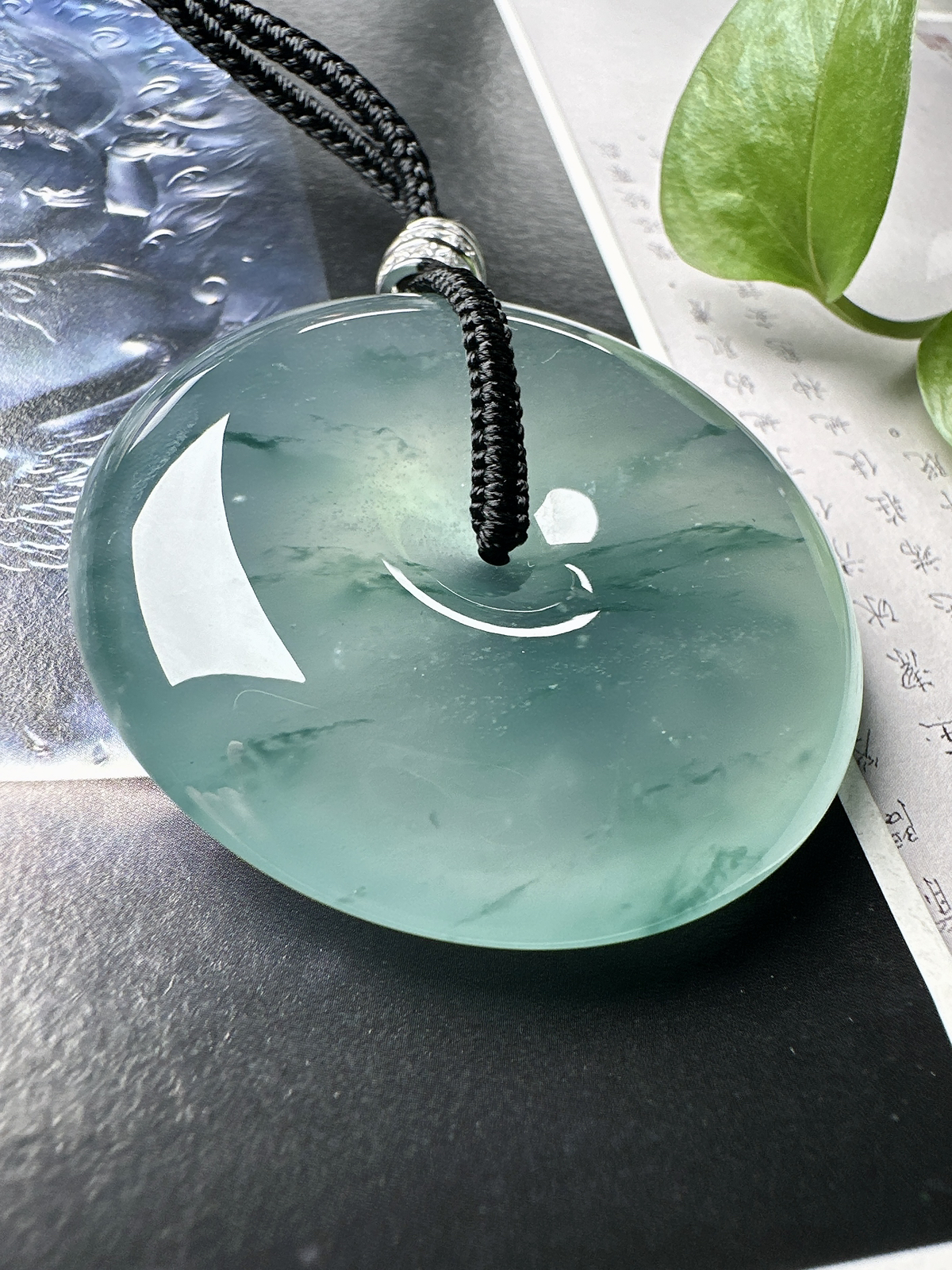 【冰种飘花巨无霸平安扣】质地非常细腻，冰润十足，种老冰透，花色灵动，收藏品质。