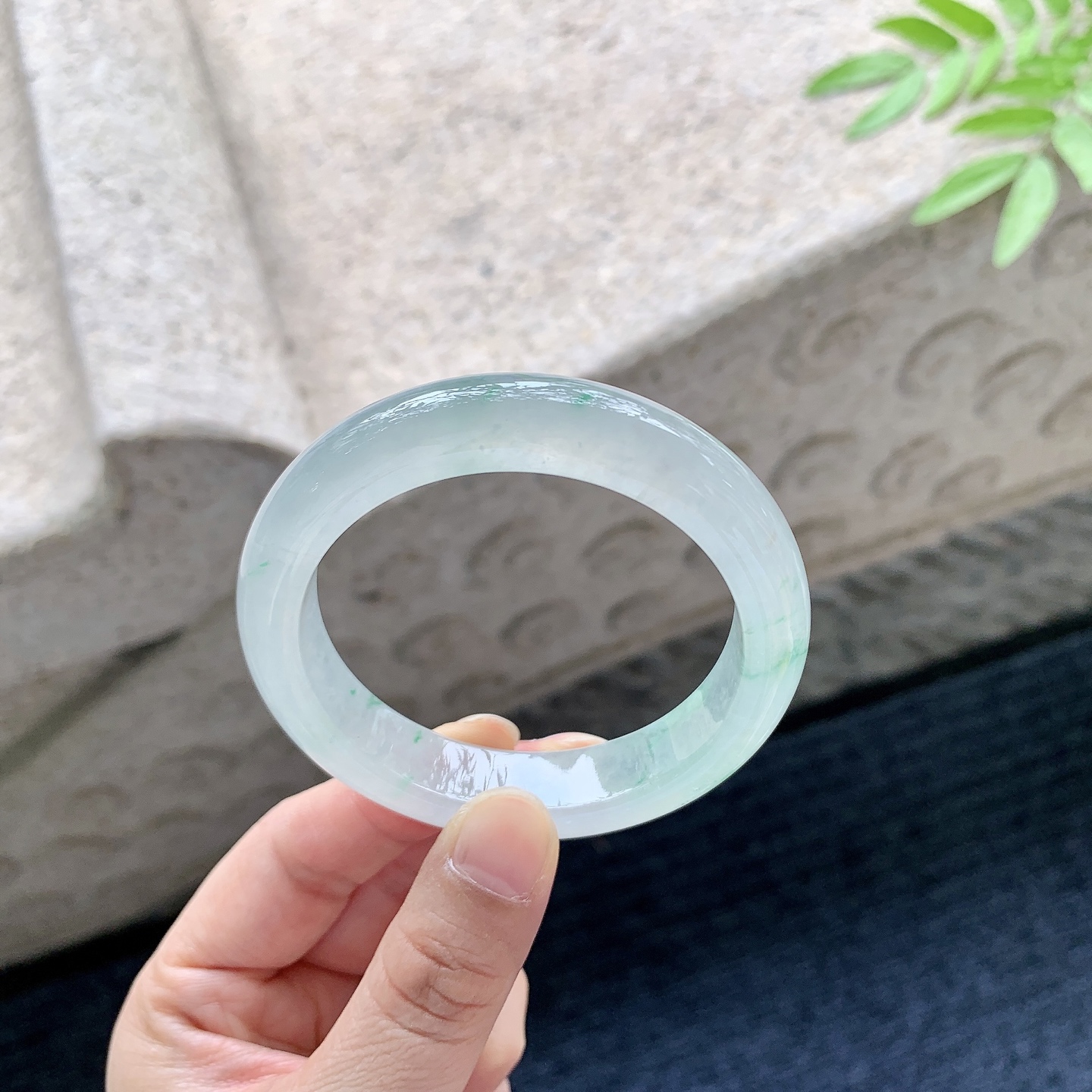 正圈52 53 【圈口】52/12/8.2 【编码】C5051063 【描述】糯冰飘绿，水润，种老，细腻，打灯有棉线