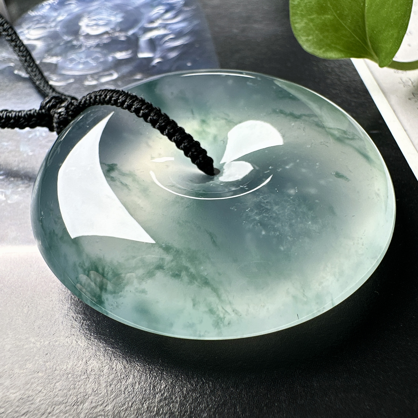 【冰种飘花巨无霸大平安扣】质地非常细腻，冰润十足，种老冰透，花色灵动，收藏品质。