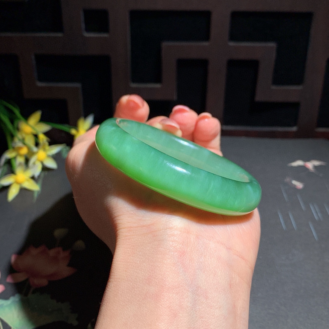 ￼ 和田玉54.5圈冰底绿猫眼碧玉手镯！玉质细腻油润 底色纯净 无裂无杂 脂粉好，品质高。