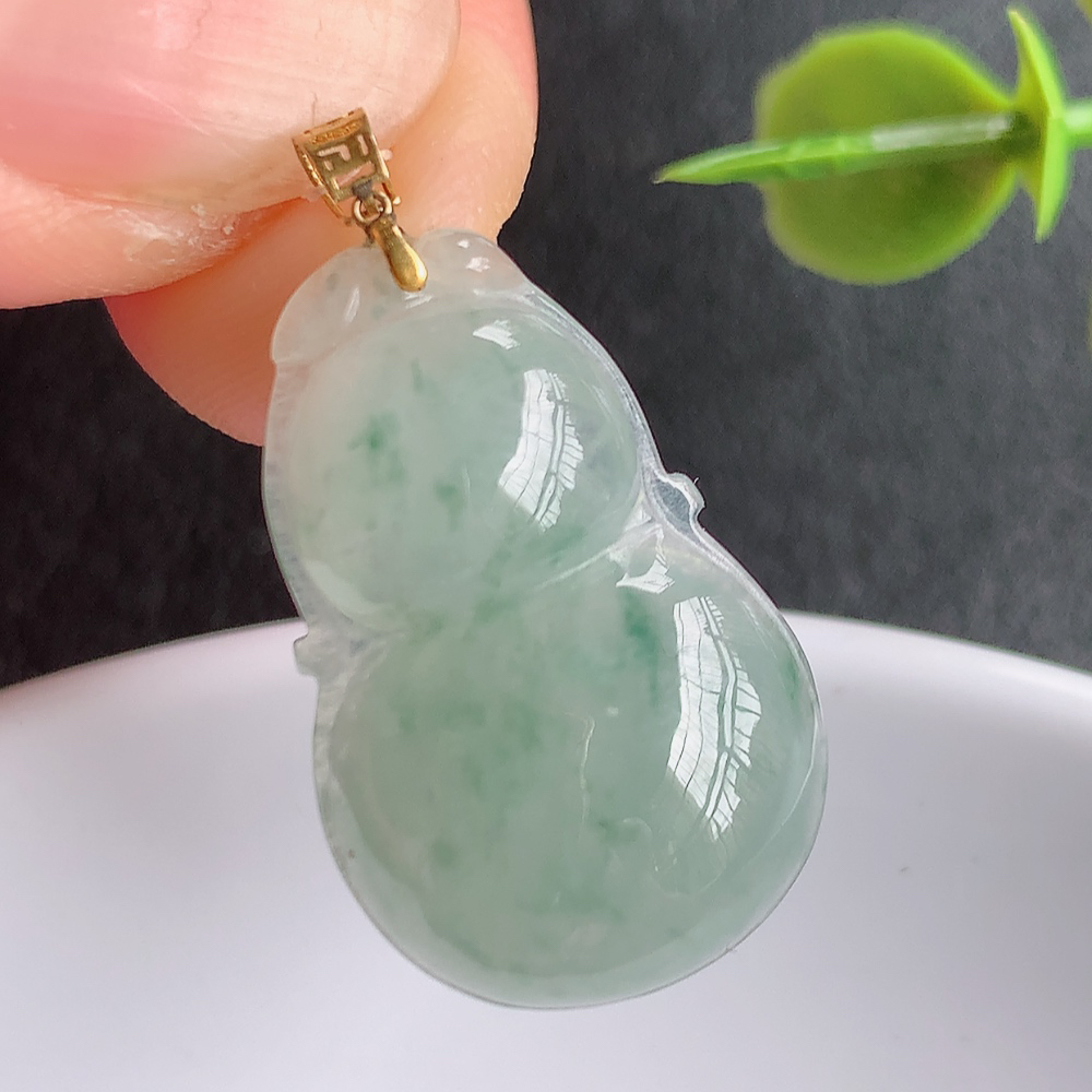 18k金扣冰润飘花葫芦翡翠吊坠  寓意“福禄双全，加官进爵，财源滚滚” 莹润通透，抱满大气  清新脱俗    W449.27尺寸：24.3-15.6-5.3mm