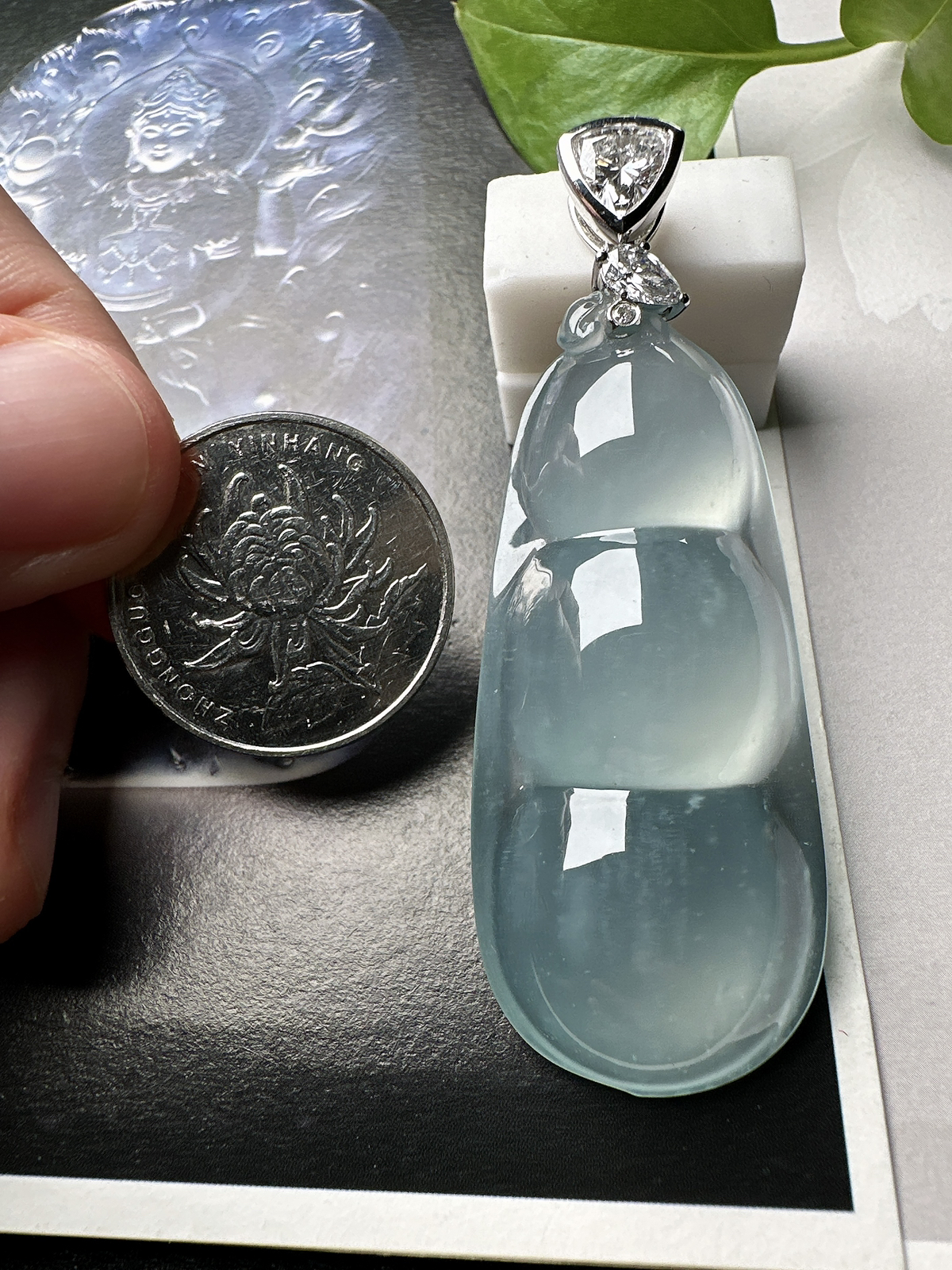 【冰种天空蓝福豆吊坠】种地上乘，冰感十足，通透起光，饱满圆润，收藏品质，18k金钻镶嵌，裸石尺寸53.2*23.5*10.1毫米