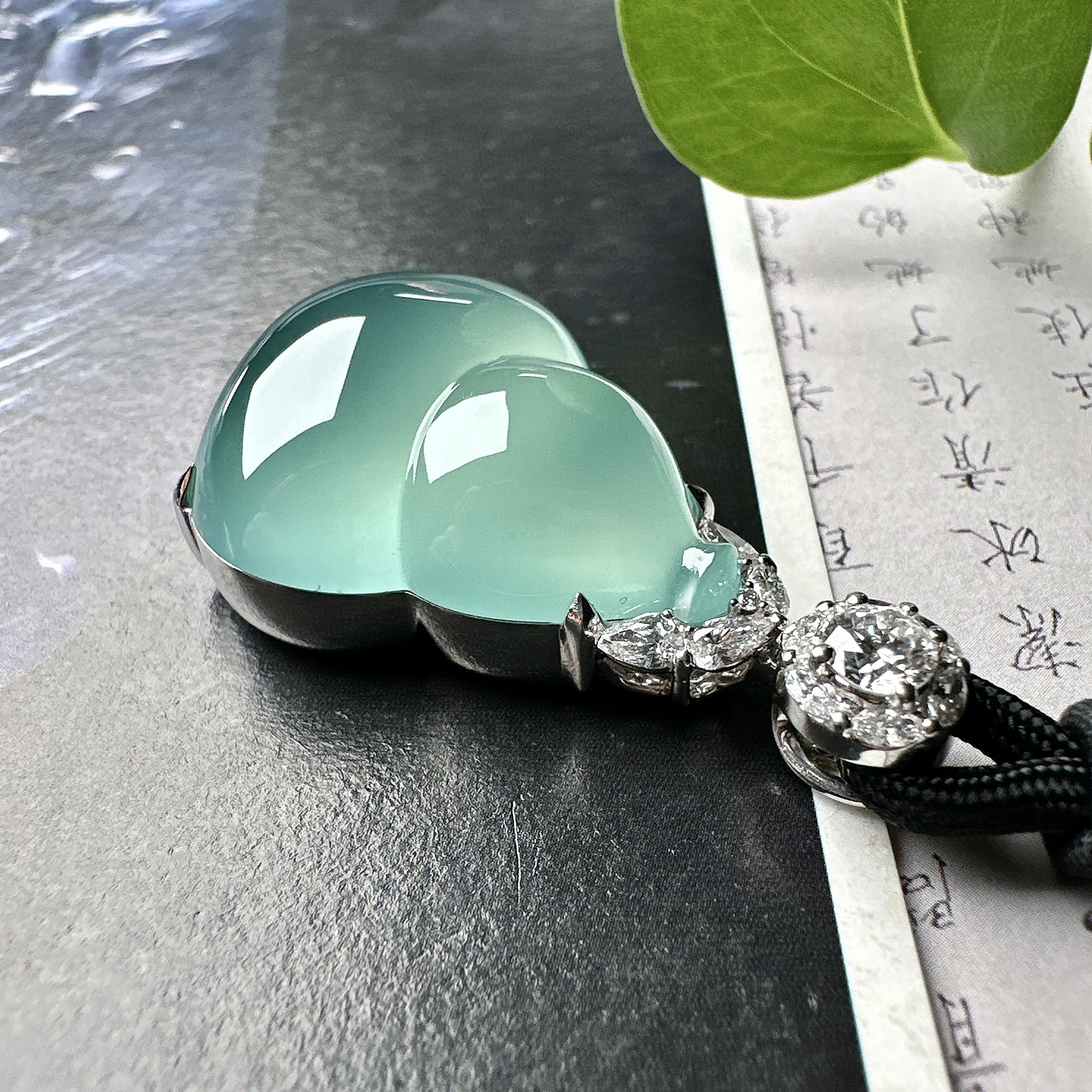 【冰种葫芦吊坠】精品，天空蓝老料，起钢光，种地上乘，冰感十足，通透起光，饱满圆润，18k金钻镶嵌，裸石尺寸25.3*21*8.8毫米。