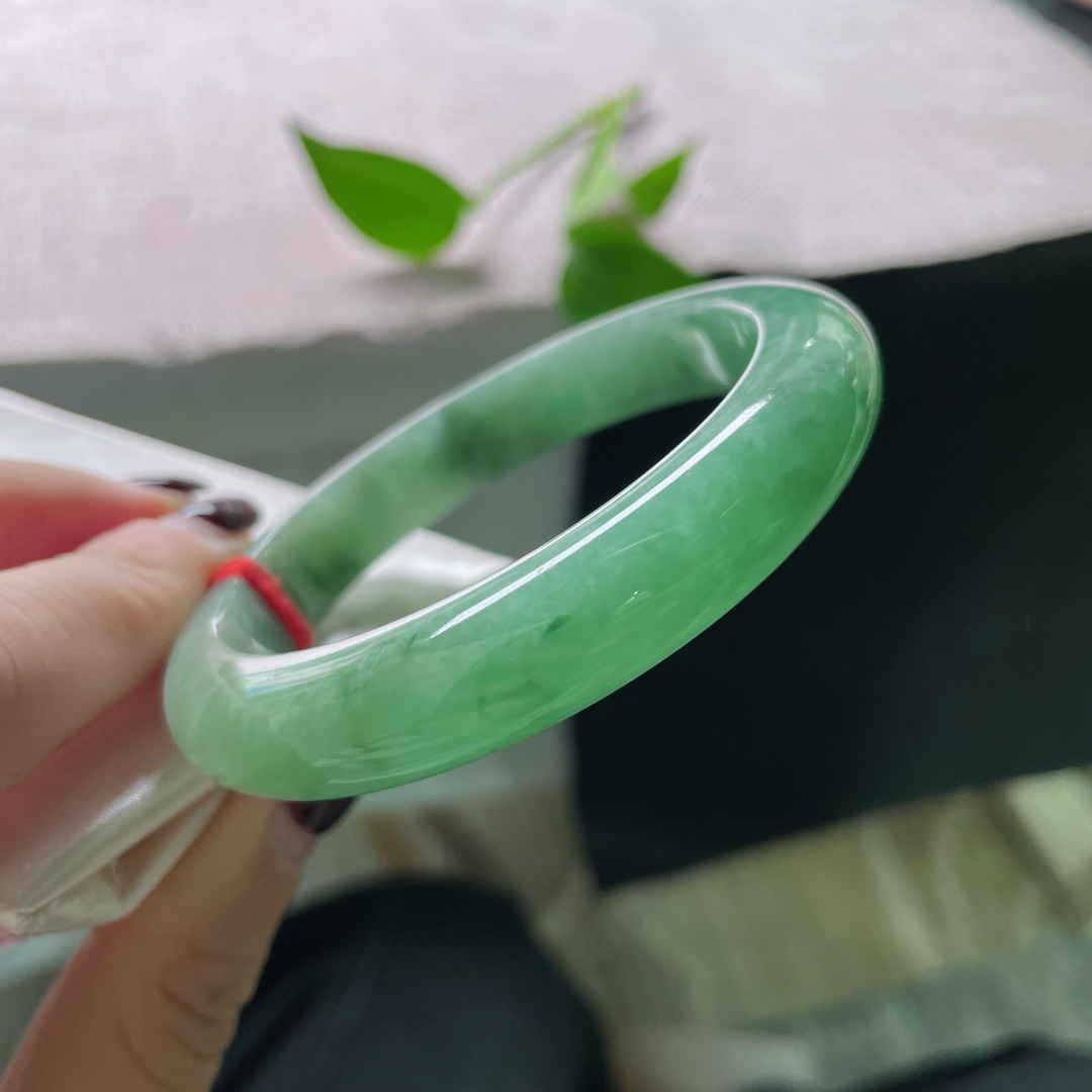 57/11.5/8.5，绿底正圈，水头好，洒乌鸡，佩戴贵气，充满生机和希望，有纹，ss50918a