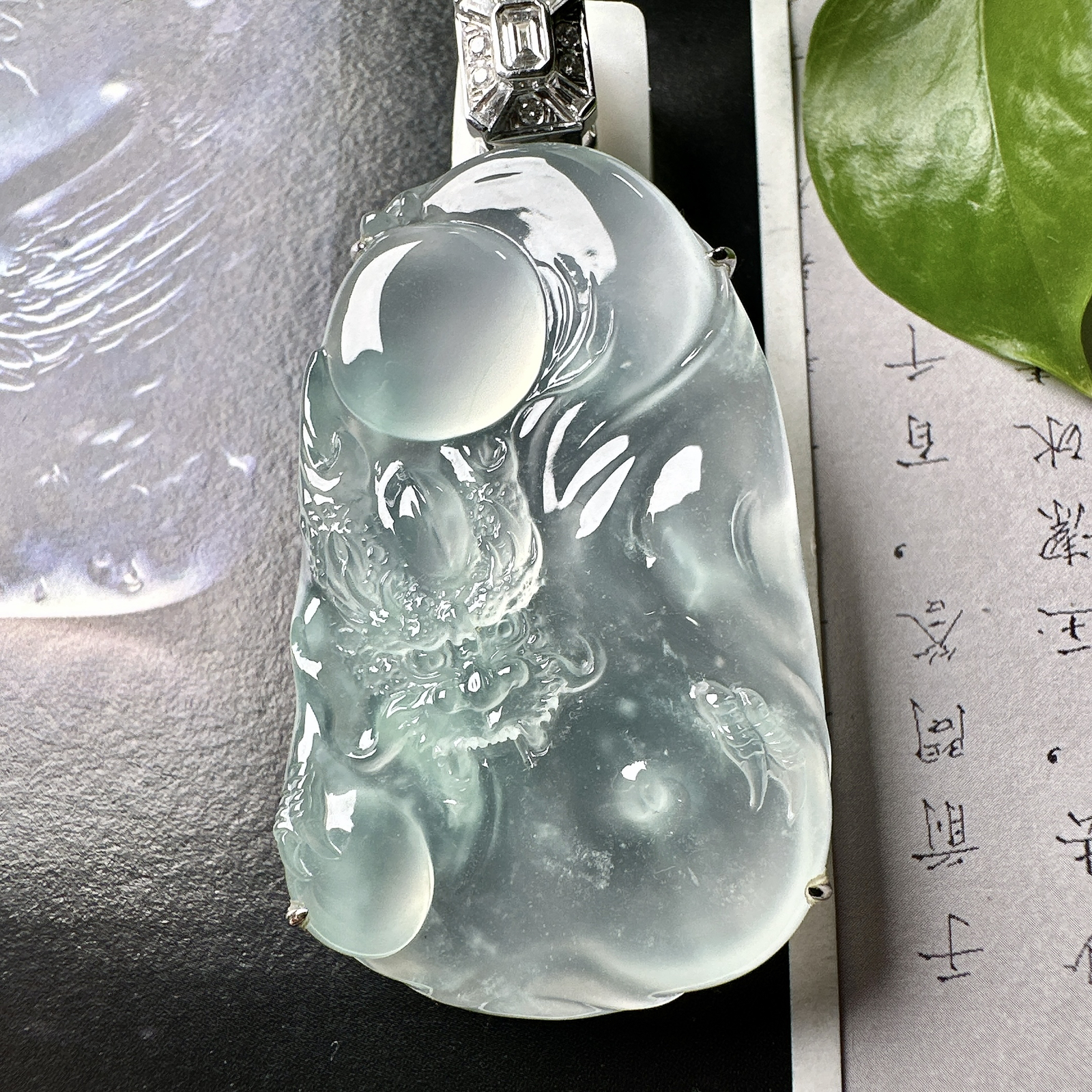 【冰种龙牌】冰润细腻，冰感好，质地很不错。雕工精细，佩戴效果好，18k金钻镶嵌，裸石尺寸45.5*2