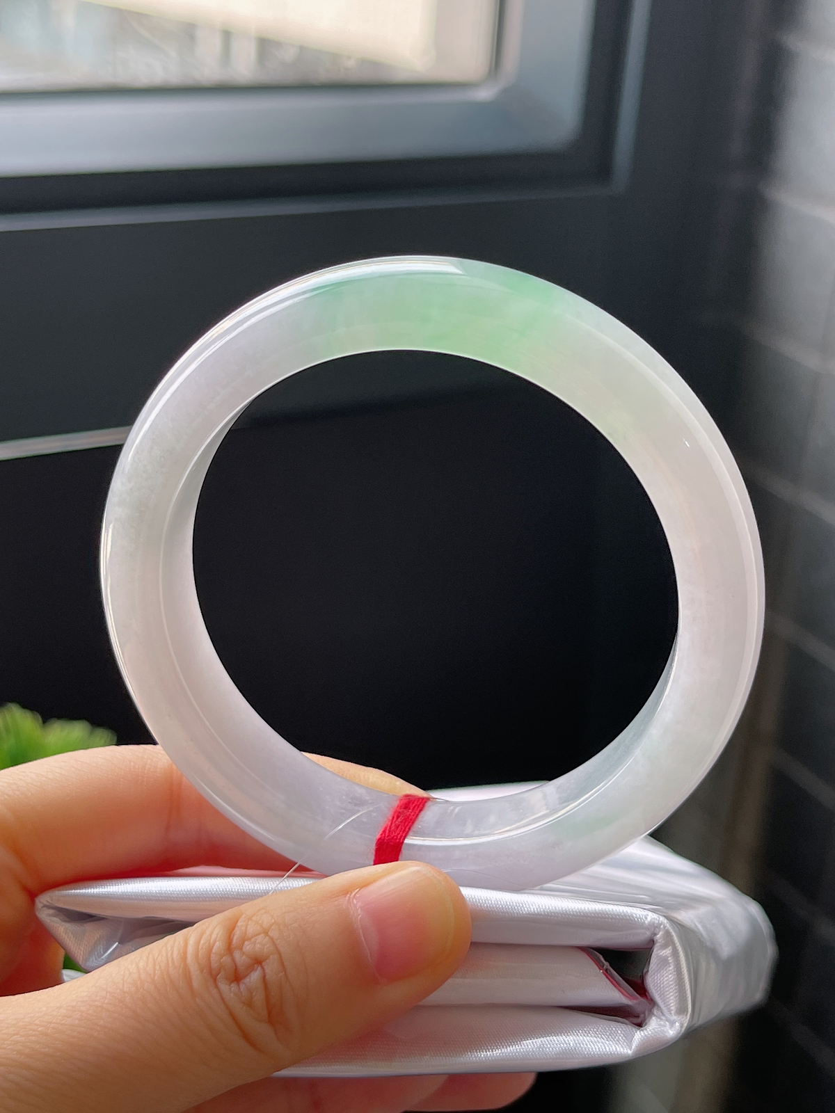 正圈57.8圈口，翡翠冰糯种淡绿色手镯