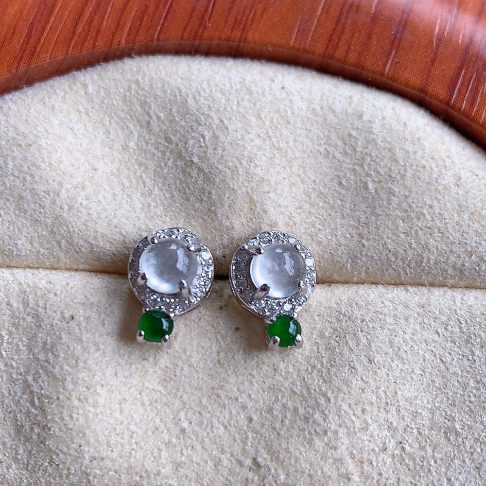 冰翡翠925银镶嵌蛋面耳钉，自然光实拍，翠色灵动，颜色漂亮，种老水足，品相佳，佩戴佳品！W815.27 取一整体尺寸：9.2-6.4-4.8mm  裸石尺寸：4mm