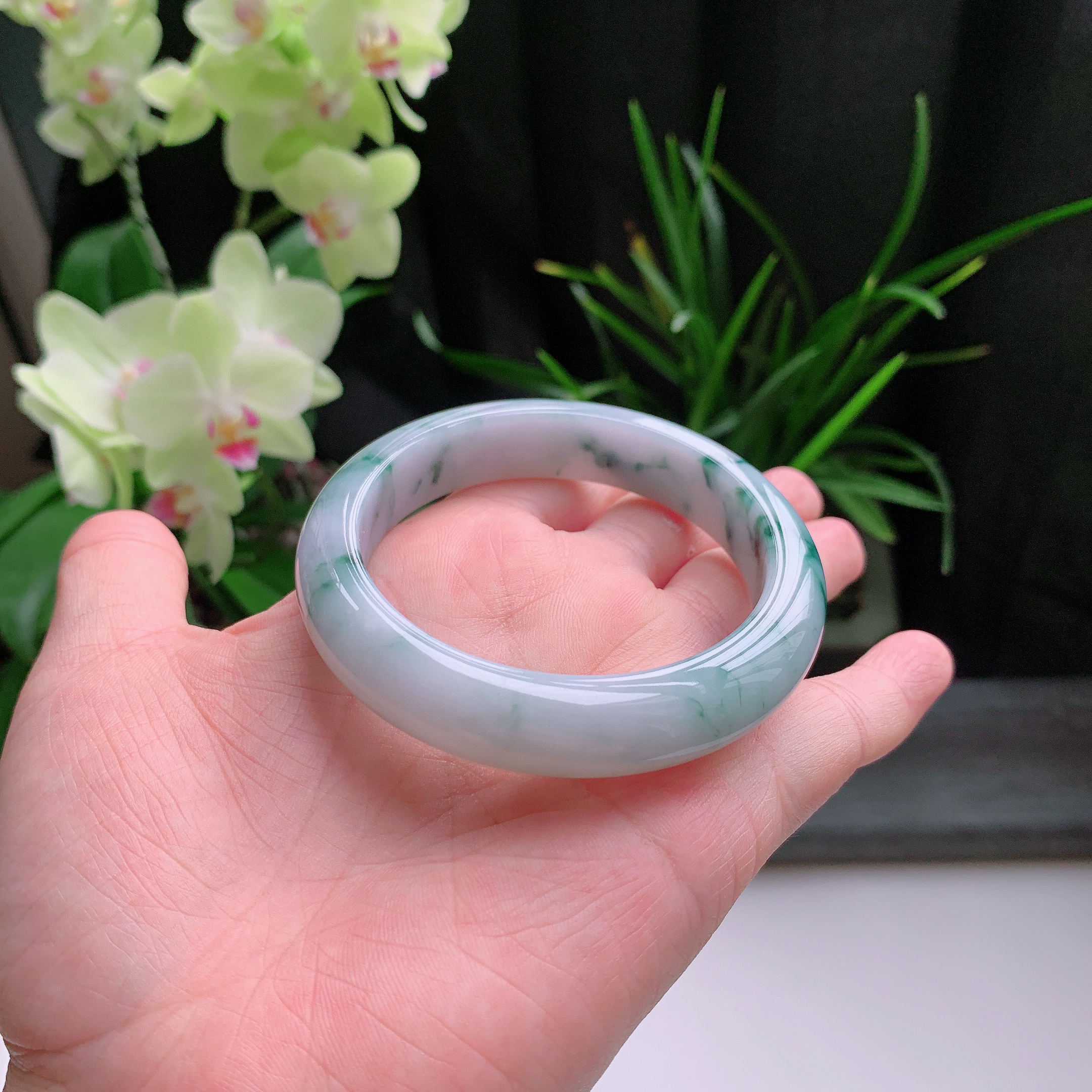 正圈56圈口，天然A货翡翠冰糯种水润淡紫飘绿玉手镯，水润秀丽，飘花灵动，种水十足，视觉甜美可人，恰到好处的美，十分高雅耐看，条形优美，上手优雅大方。63.95