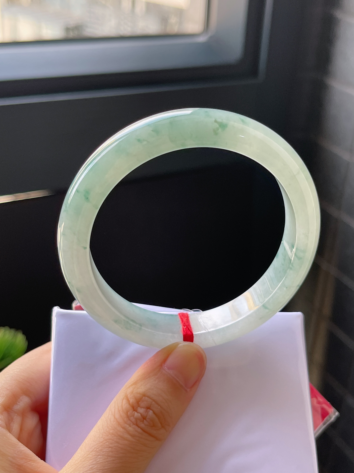 正圈55.8圈口，翡翠冰糯种飘绿手镯