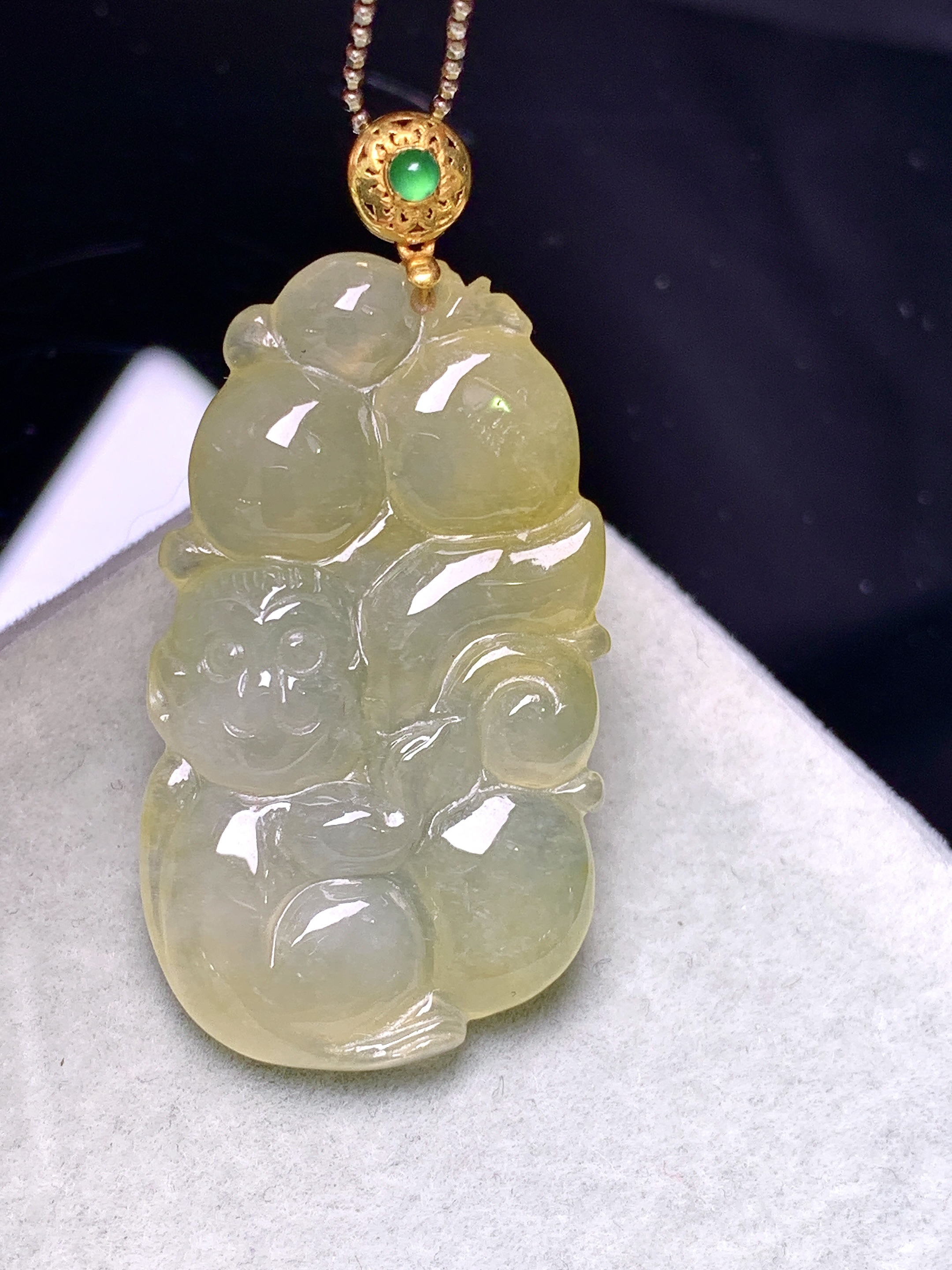 18k金镶嵌冰黄翡灵猴献寿吊坠 玉质细腻 色泽艳丽清新 水润亮眼 整体尺寸40*19.9*4.8h3