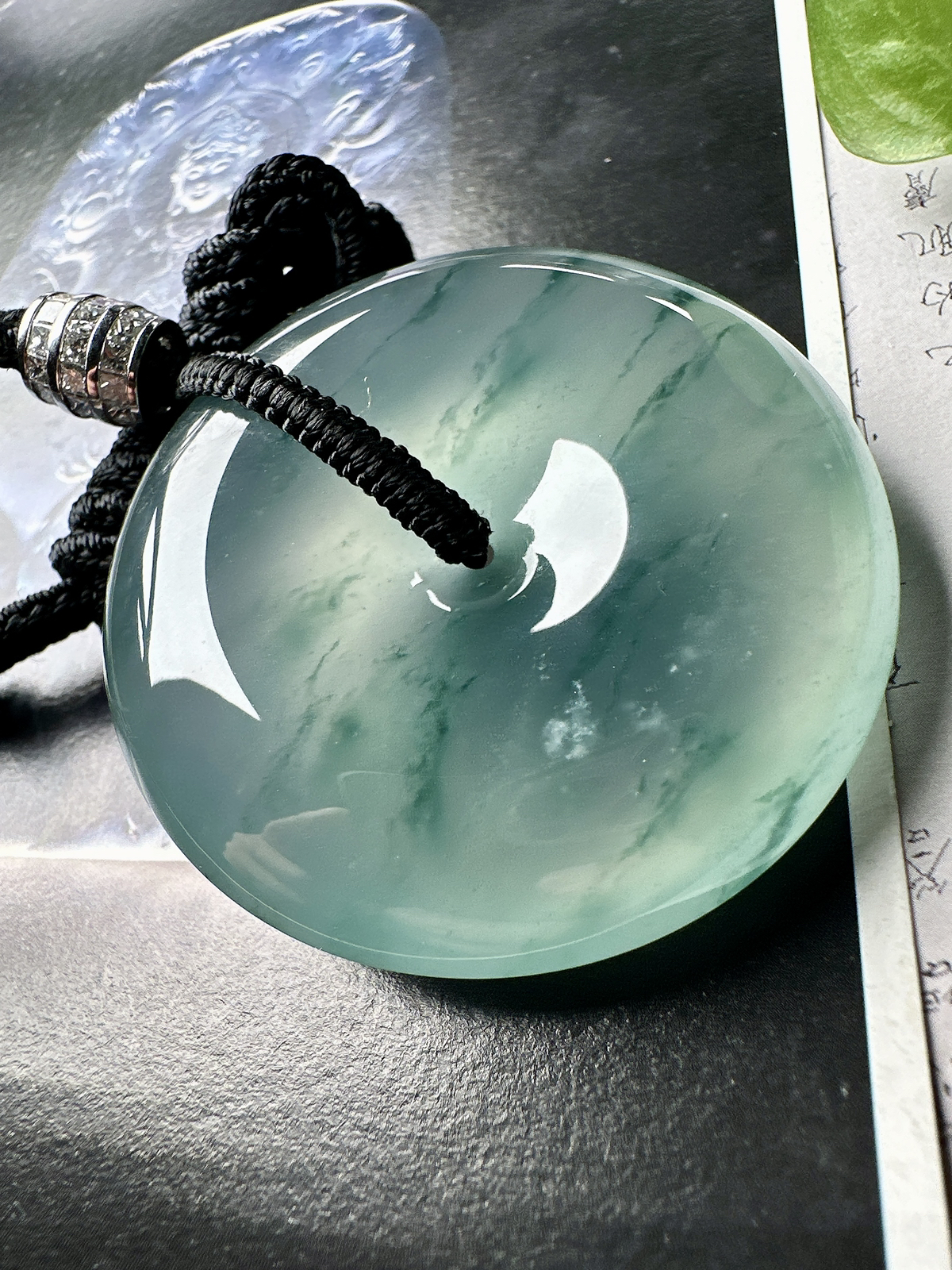 【冰种飘花巨无霸平安扣】质地非常细腻，冰润十足，种老冰透，花色灵动，收藏品质。