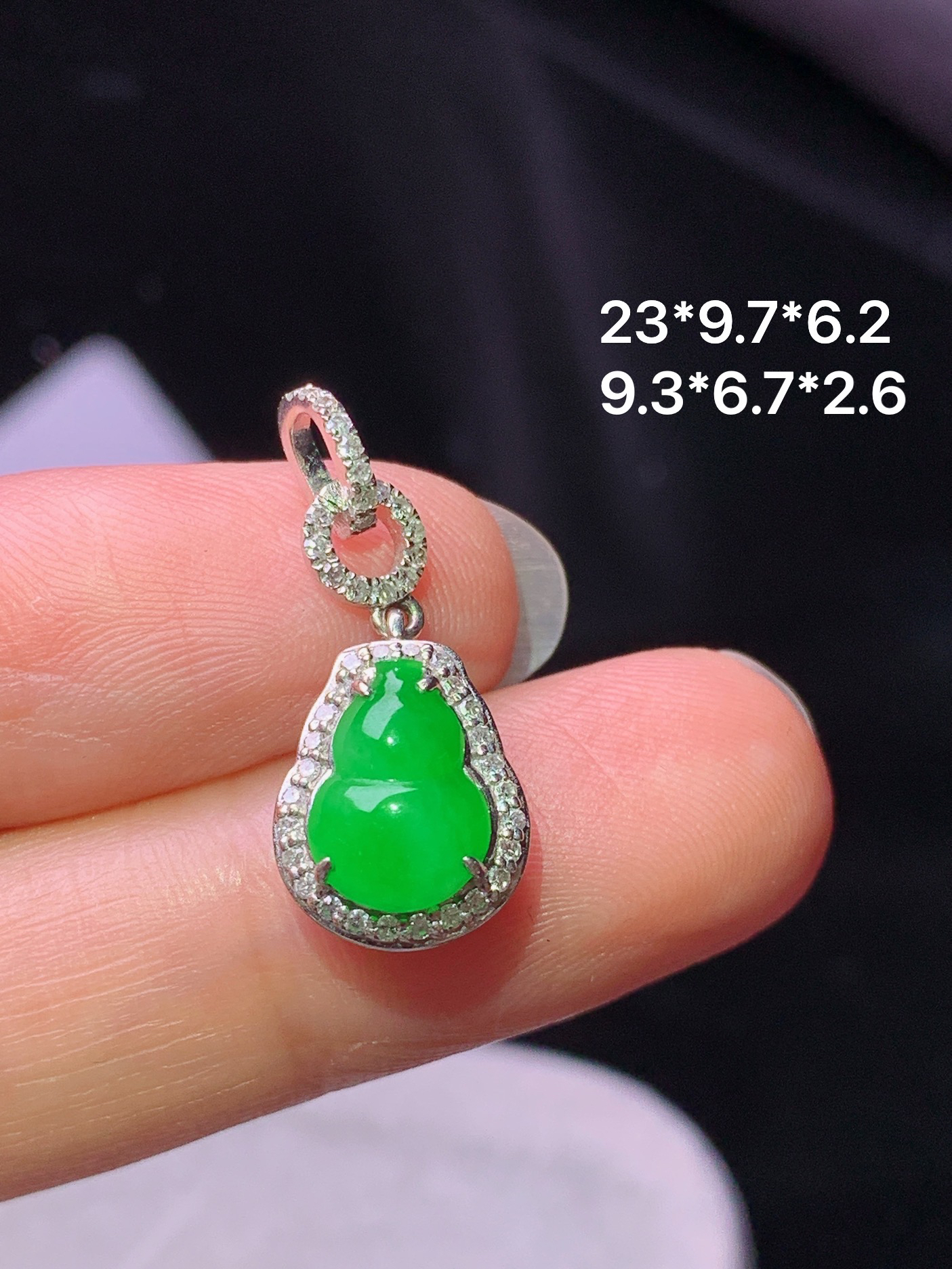 18k金钻镶嵌阳绿葫芦吊坠 玉质细腻 色泽艳丽清新 水润亮眼 整体尺寸23*9.7*6.2m2