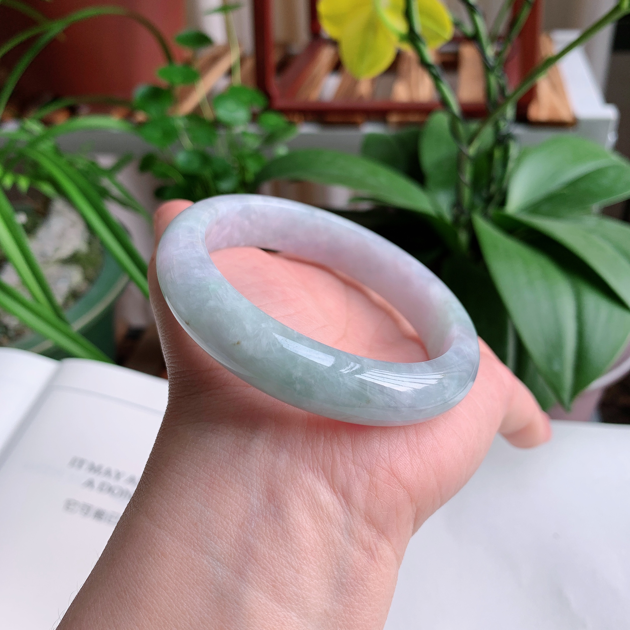 正圈58圈口，天然A货翡翠冰糯种水润飘绿玉手镯，水润秀丽，飘花灵动，种水十足，视觉甜美可人，恰到好处的美，十分高雅耐看，条形优美，上手优雅大方。61.34