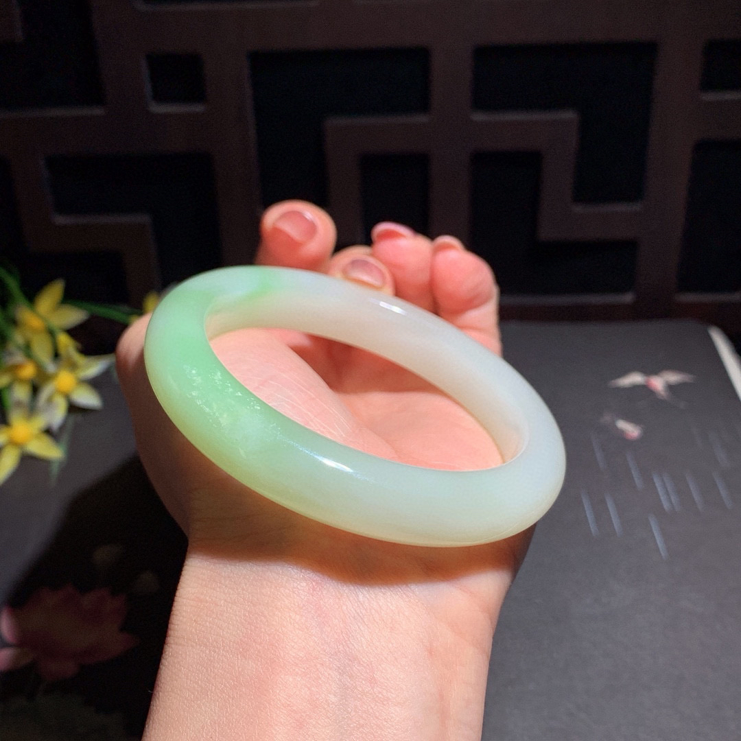 和田玉59圈口翠青手镯！玉质细腻油润 底色纯净 无裂无黑 脂粉好，品质高