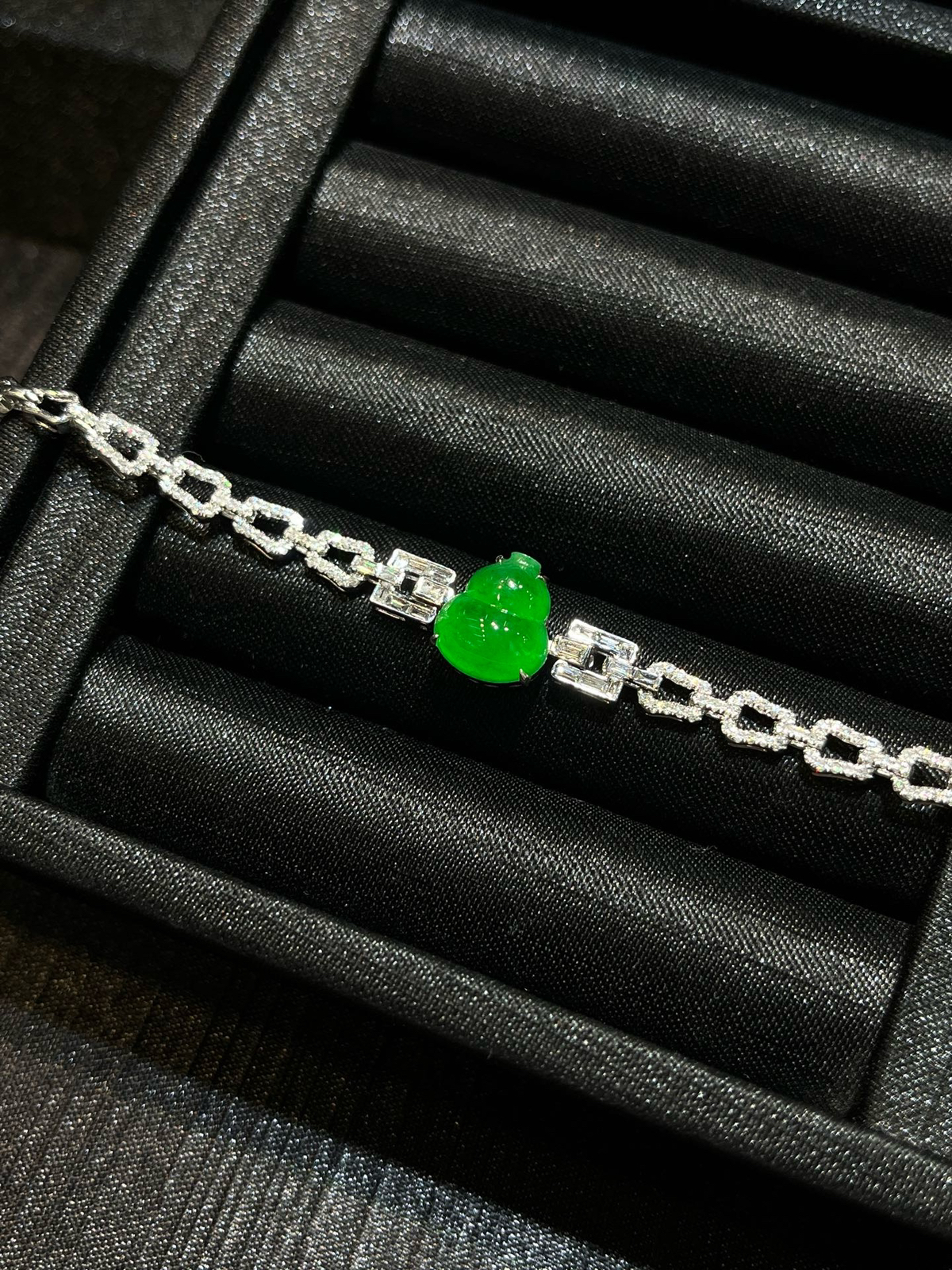 辣绿满色裸镶葫芦手链
尺寸看图一
18k金镶嵌..