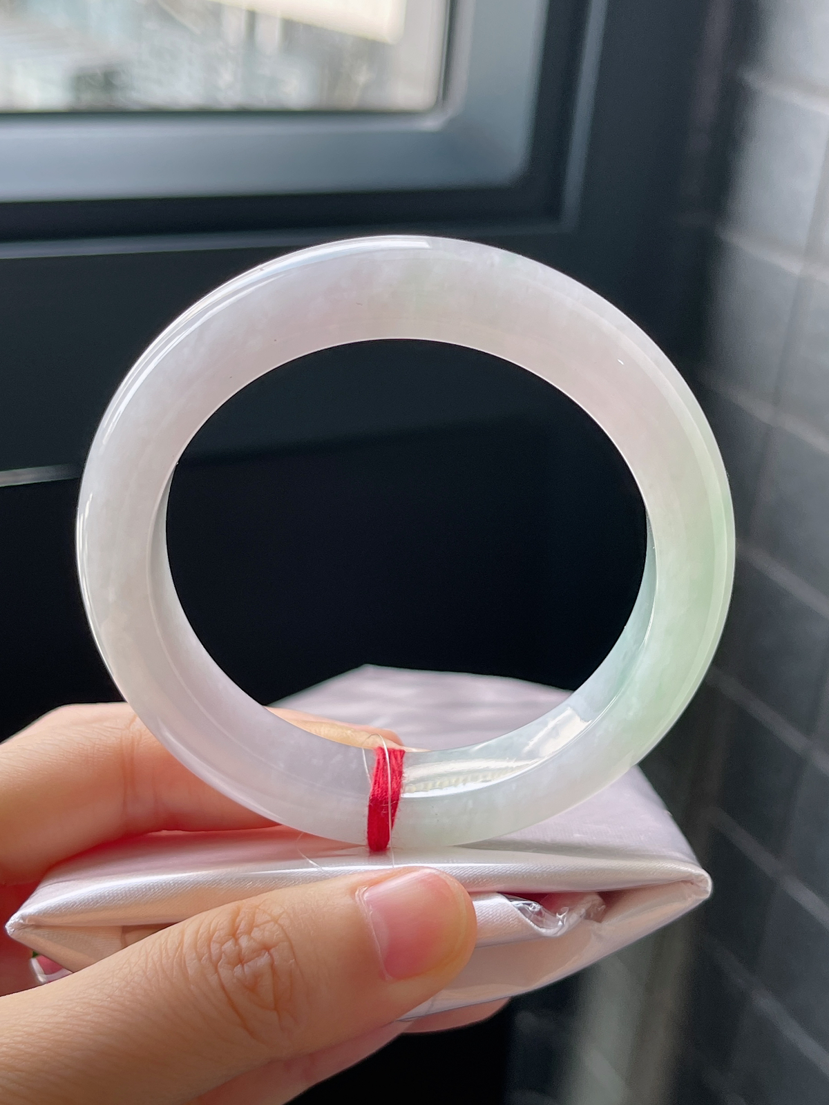 正圈55.8圈口，翡翠冰糯种淡绿色手镯