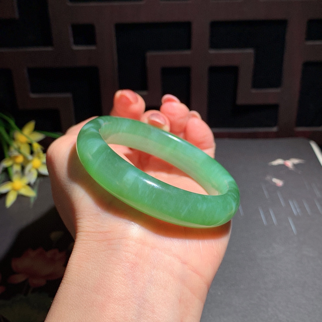 ￼ 和田玉54.5圈冰底绿猫眼碧玉手镯！玉质细腻油润 底色纯净 无裂无杂 脂粉好，品质高。