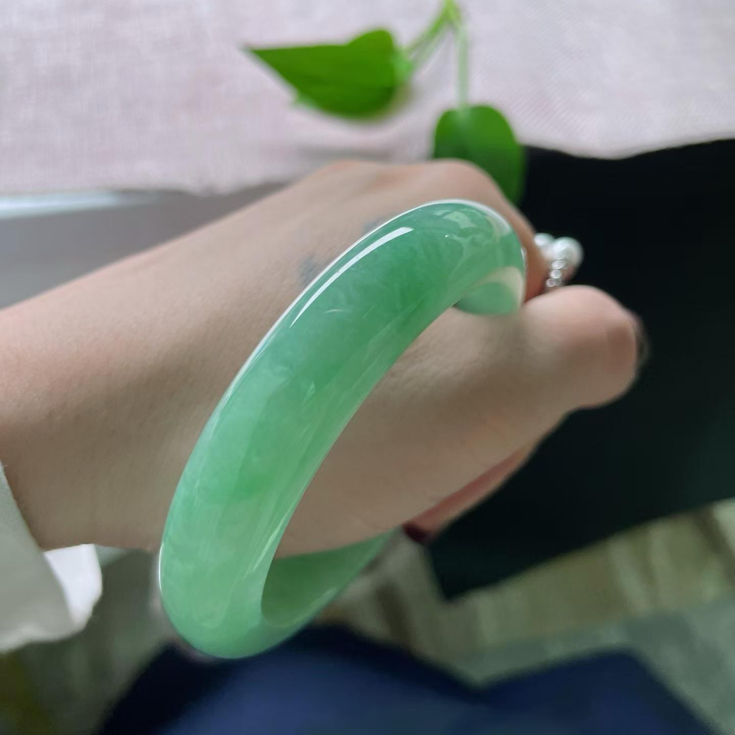 55.2/12.8/8.5绿底正圈，水头好，种老，：简洁现代，充满动感。ss51664a..