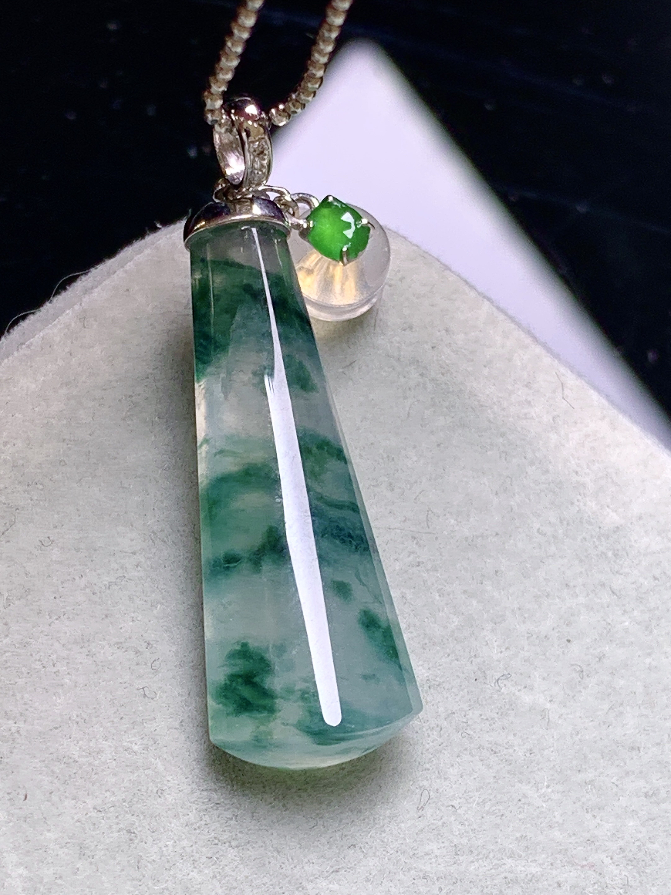 18k金钻镶嵌冰飘花玉柱吊坠 玉质细腻 色泽艳丽清新 水润亮眼 整体尺寸34.5* 9.8*5.5b