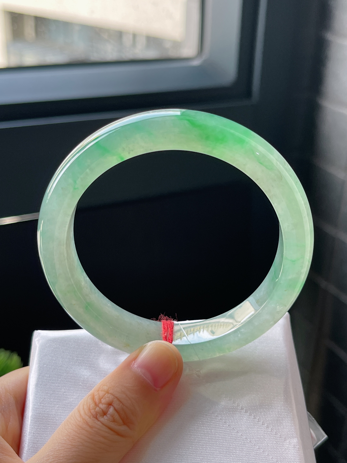 正圈56.8圈口，翡翠冰糯种淡绿色手镯