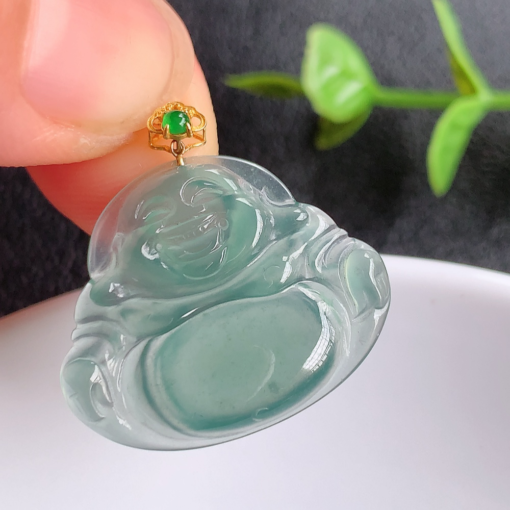 18k金扣蓝冰佛公挂件 玉质细腻  精雕弥勒佛，笑佛福耳垂肩，面相喜庆，开怀大笑，憨态可掬。惟妙惟肖，寓意福禄双全，吉祥美满，笑口常开 W03.27  尺寸：21-25.5-3.3mm