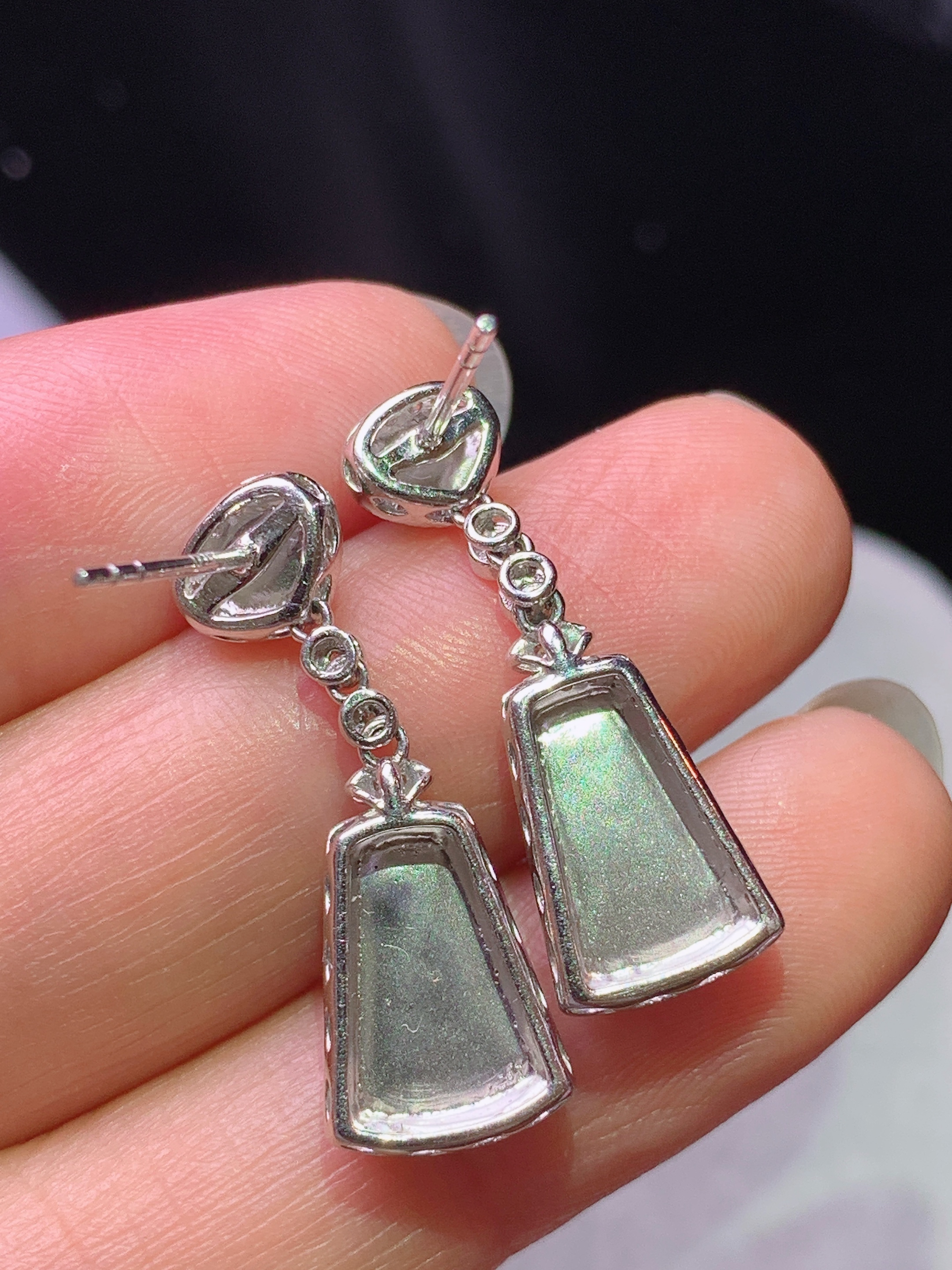 18k金钻镶嵌满绿无事牌耳坠 玉质细腻 色泽艳丽清新 水润亮眼 整体尺寸 26*9.2*4x2