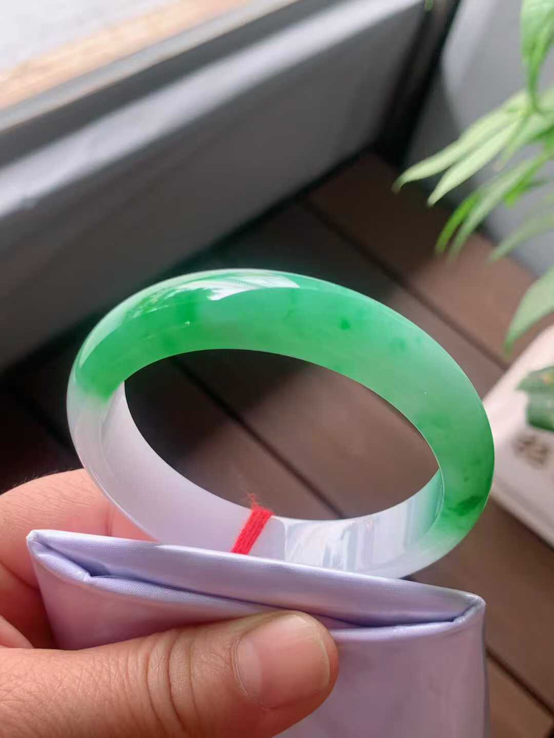 【翡翠名称】老种冰飘阳绿51.8正圈口手镯
【翡翠尺寸】51.8/12.4/6.8mm适合51-53正圈口佩戴
【翡翠描述】宝贝种老水足，玉质细腻，色泽靓丽，性价比高，佩戴效果好！
【其它赠送】权威证书/精美挂绳盒子/支持全国复检