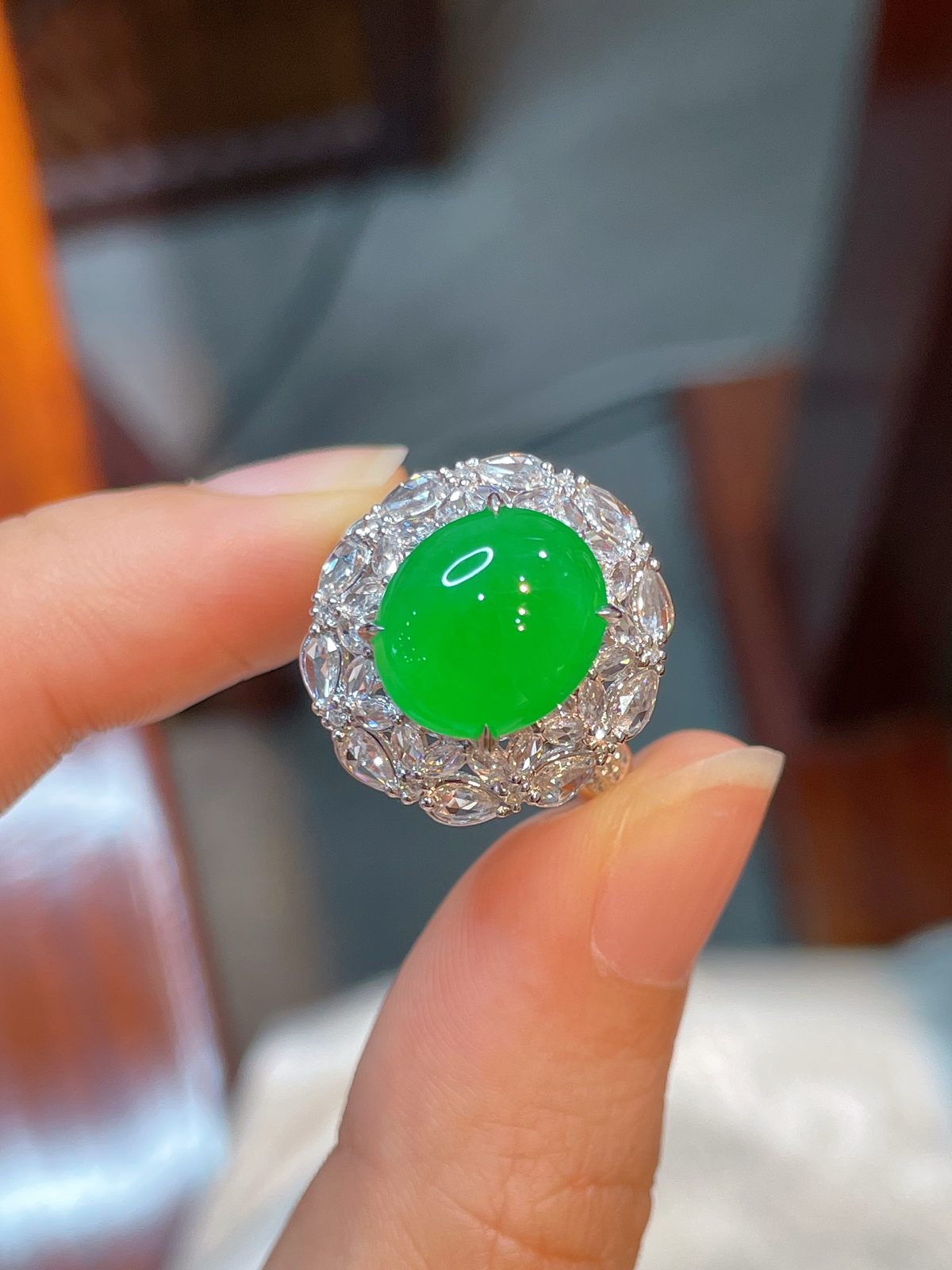 阳绿蛋面戒指 完美 18k金镶嵌 强烈推荐