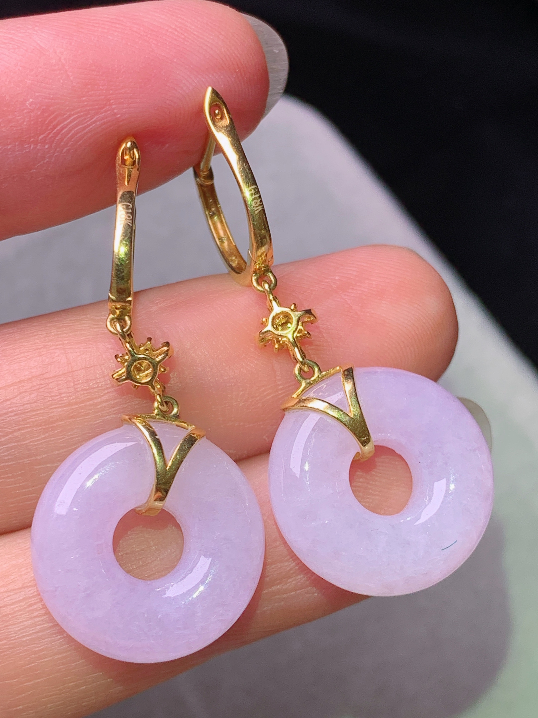 18k金钻镶嵌淡紫罗兰平安环耳坠 吊坠 玉质细腻 色泽艳丽清新 水润亮眼 整体尺寸37.2*16*5.5b1