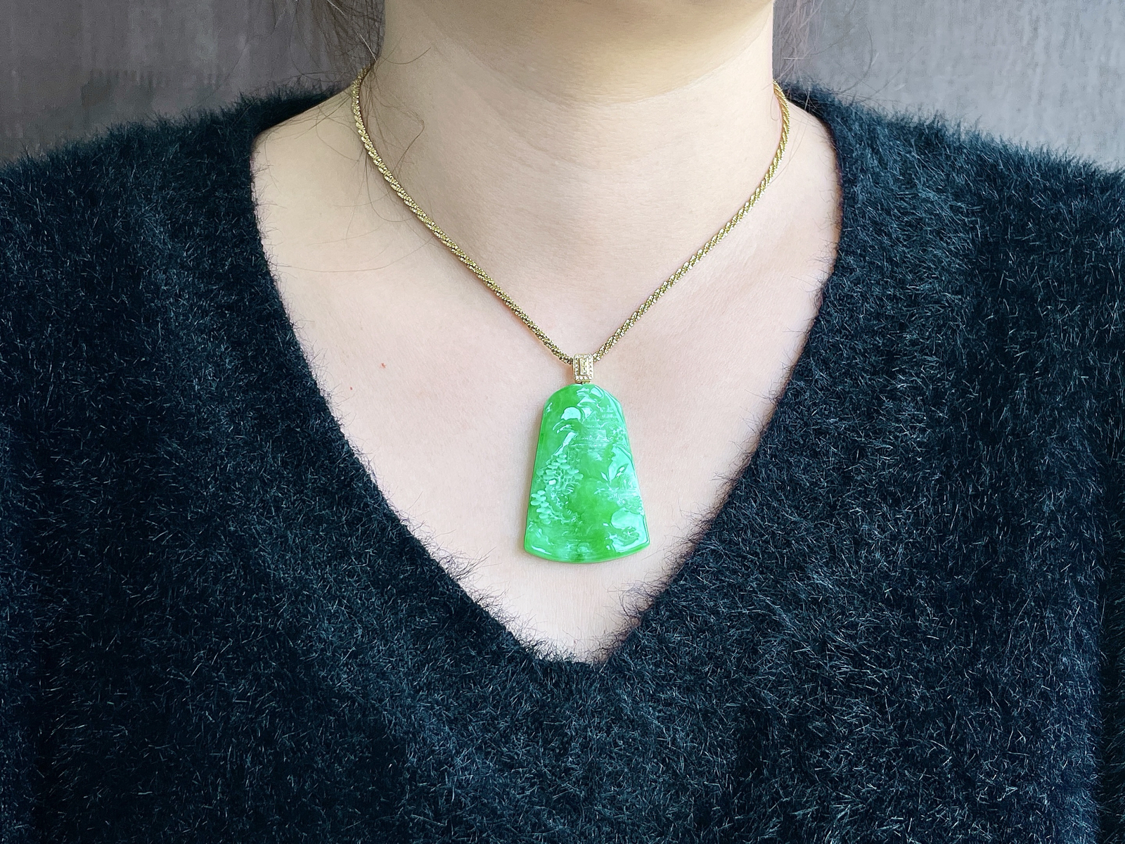 【镶嵌】冰阳绿山水牌大山水牌吊坠  
【说明】缅料 18k金镶嵌 性价比高  
【整体】56.3
【裸石】47.7-31.8-5.7..